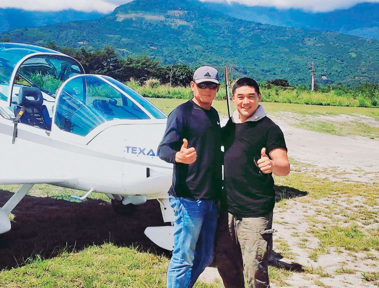 黃正男（左）退役後，跟朋友在花蓮經營輕航機體驗基地，生意不錯。右為藝人吳大維。（翻攝Easy fly億載休閒飛行俱樂部臉書）