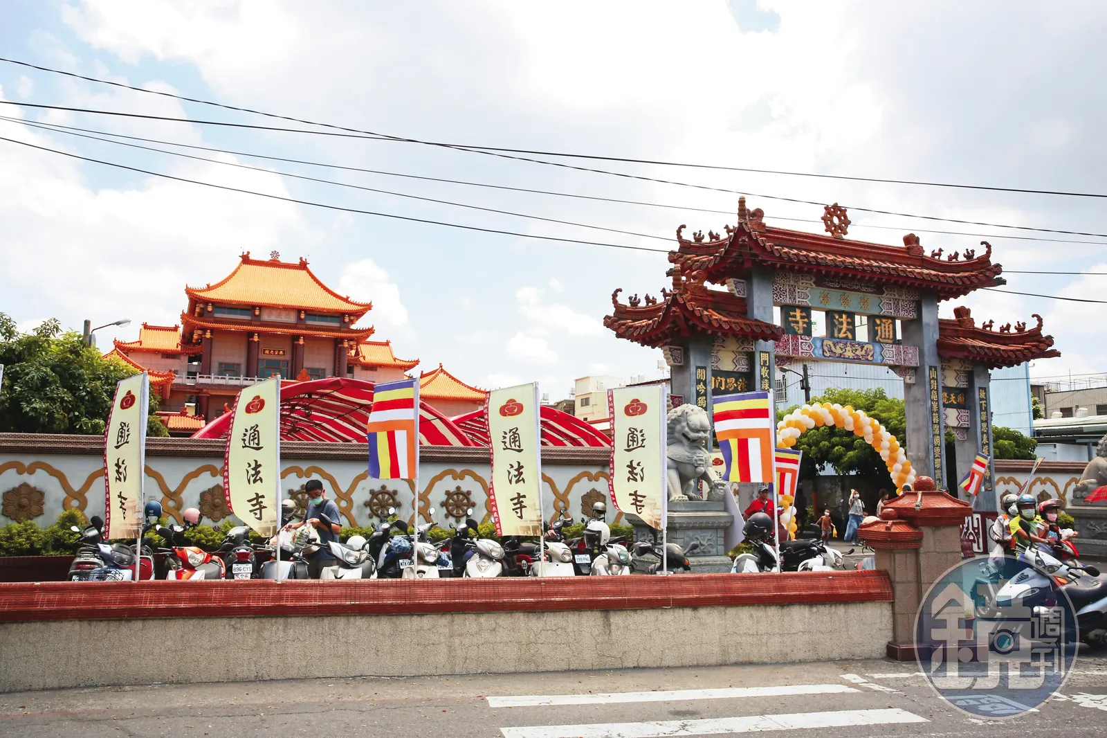 本刊掌握，一名韓姓通法寺「點光明燈」人員，竟被虛報為林岱樺的助理，2年多來詐走115萬多元公帑。