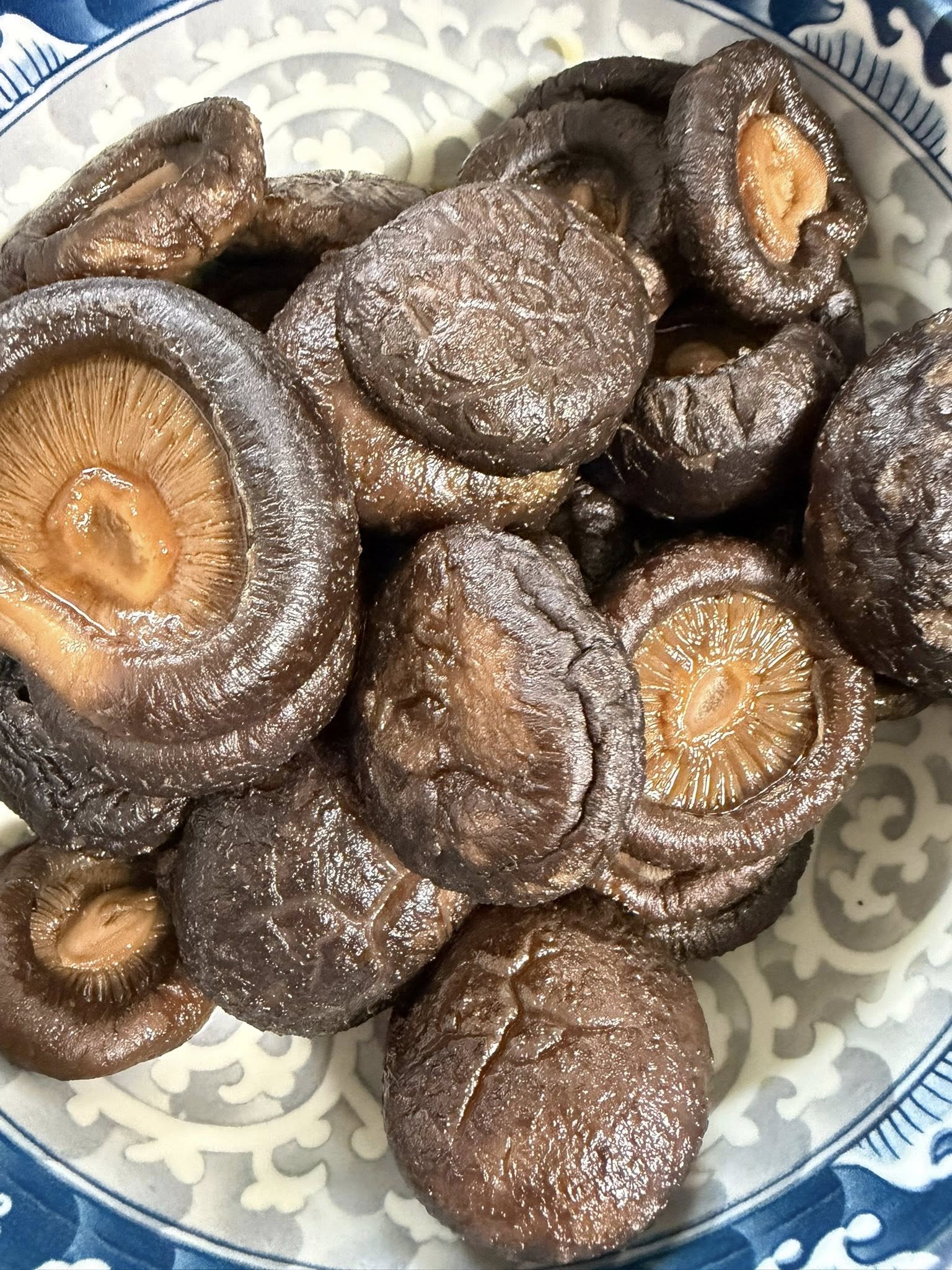 香菇用冰糖和醬油清滷。