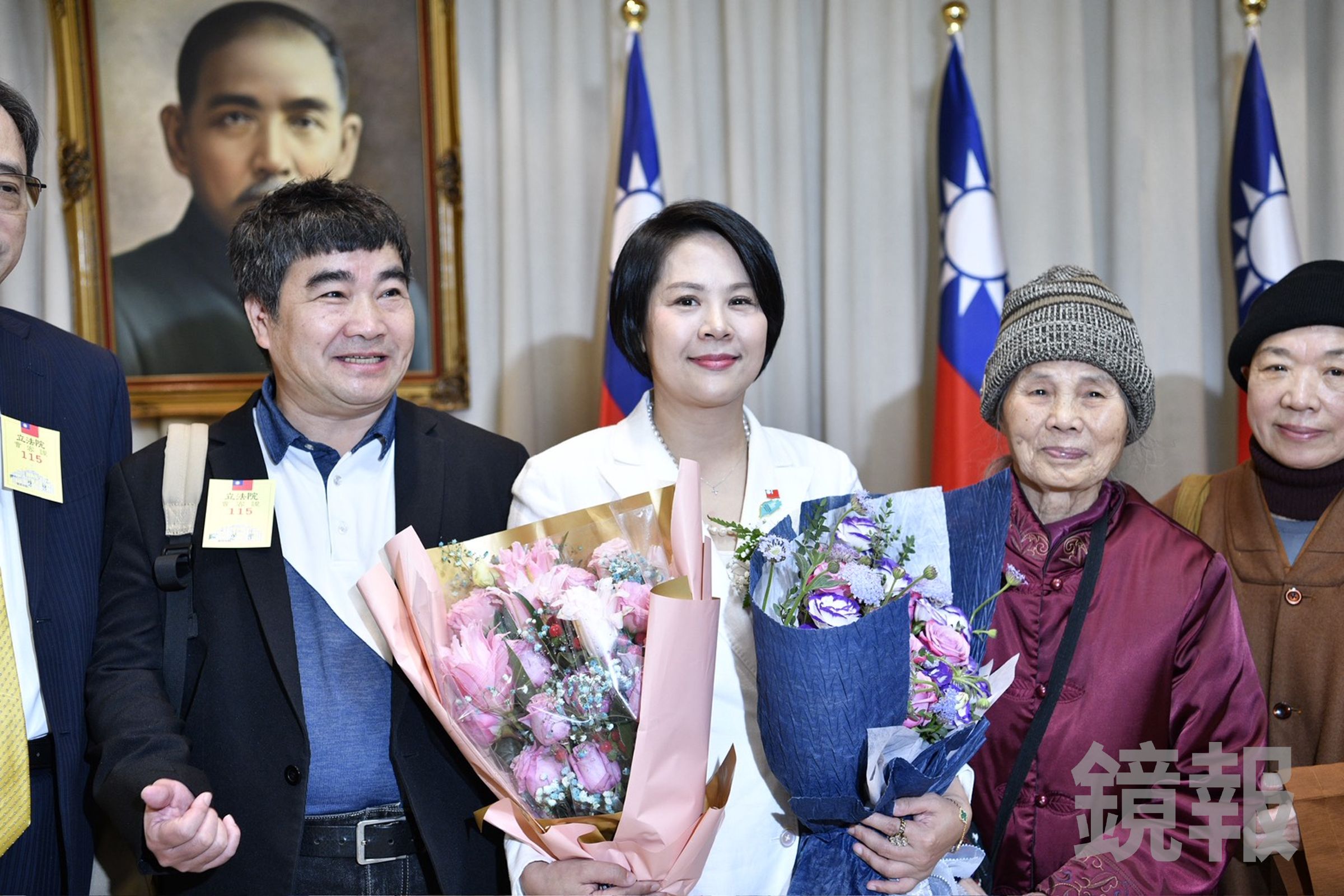 中配李貞秀(中)今宣誓上任立委。(鏡報李智為)