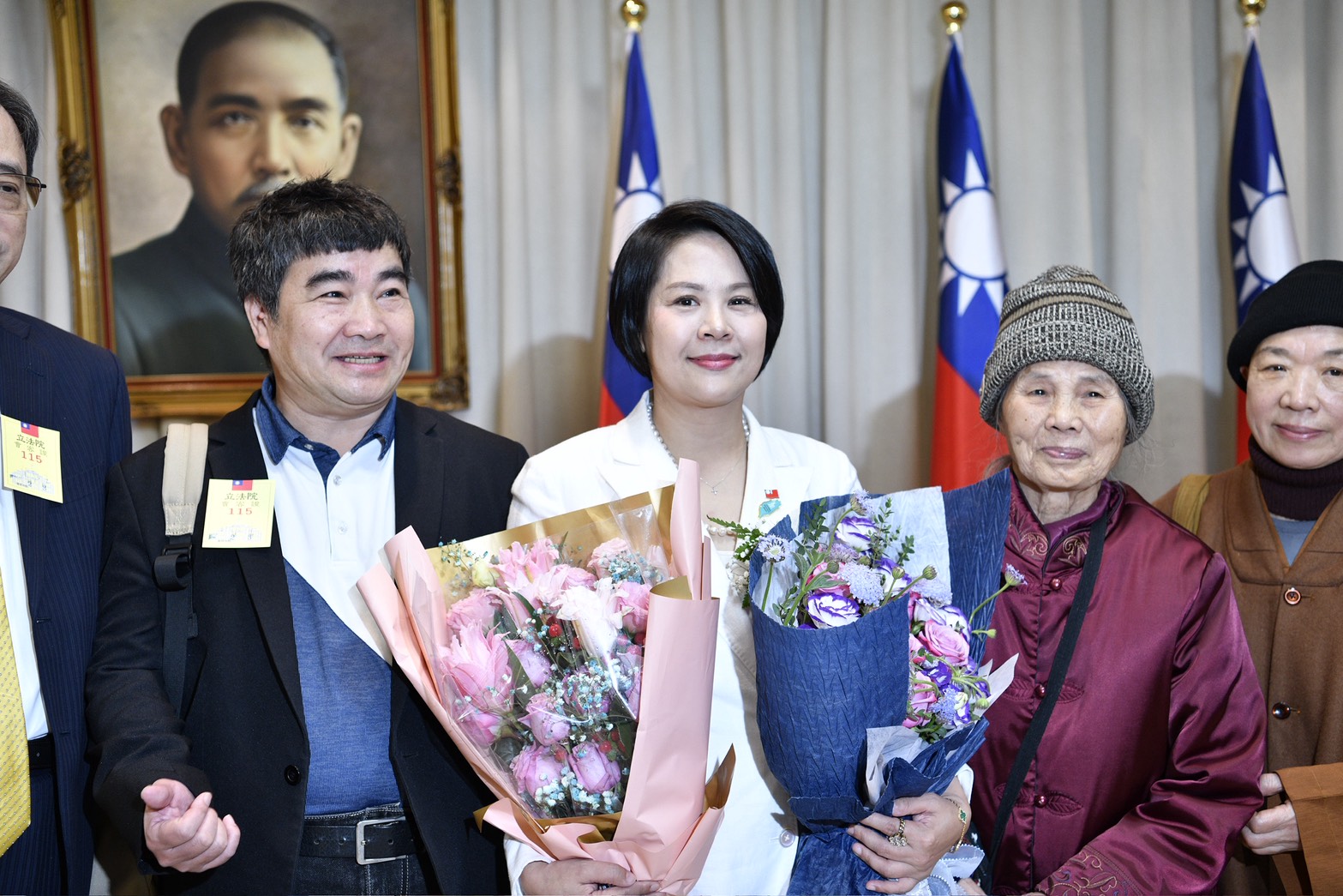 中配李貞秀（中）今宣誓上任立委。（鏡報李智為）