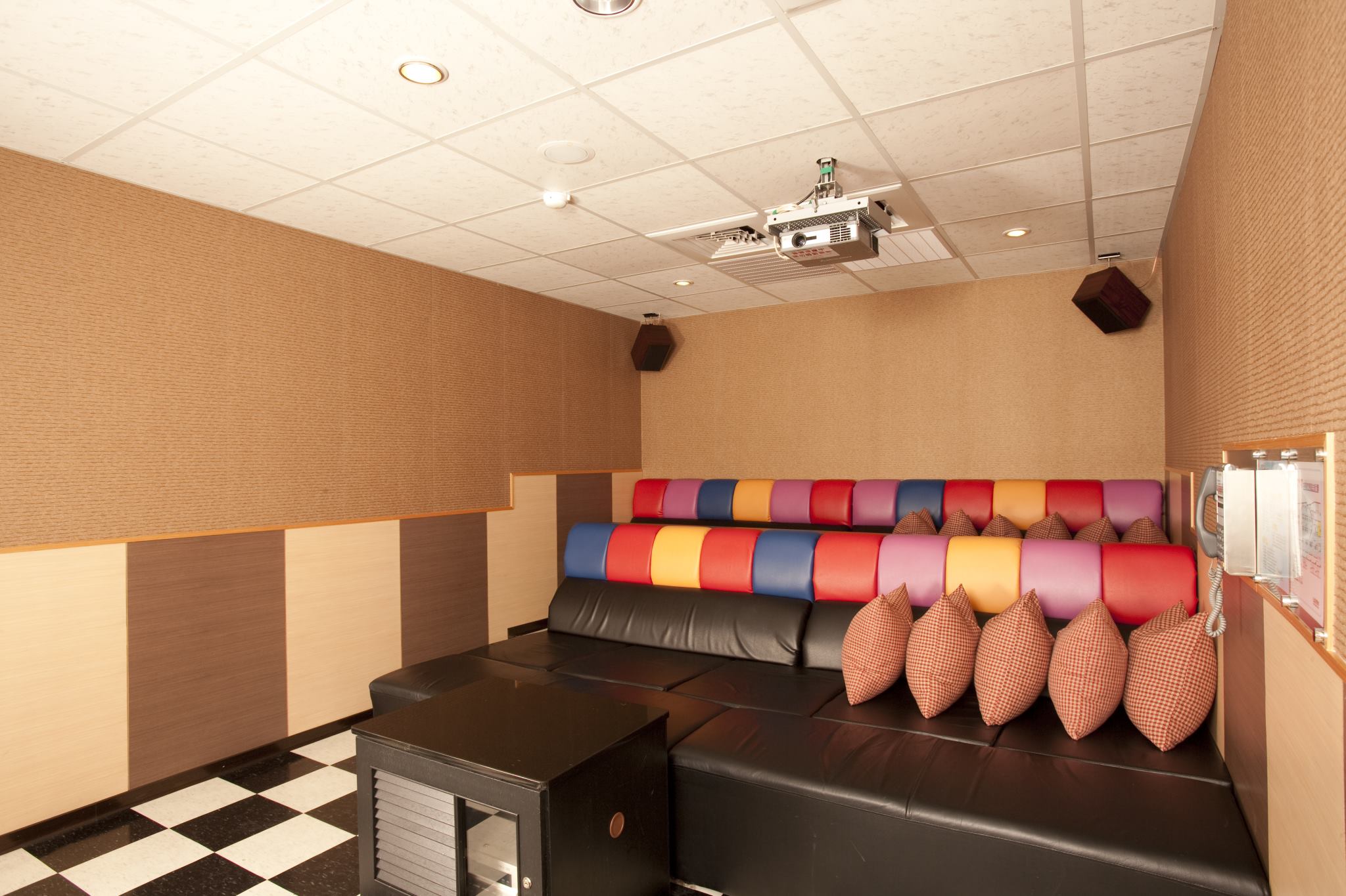 有U2員工在網路論壇po文，證實U2包廂內的驚人祕密，還崩潰訴說打掃的噁心過程。（示意圖，翻攝自U2臉書粉專）