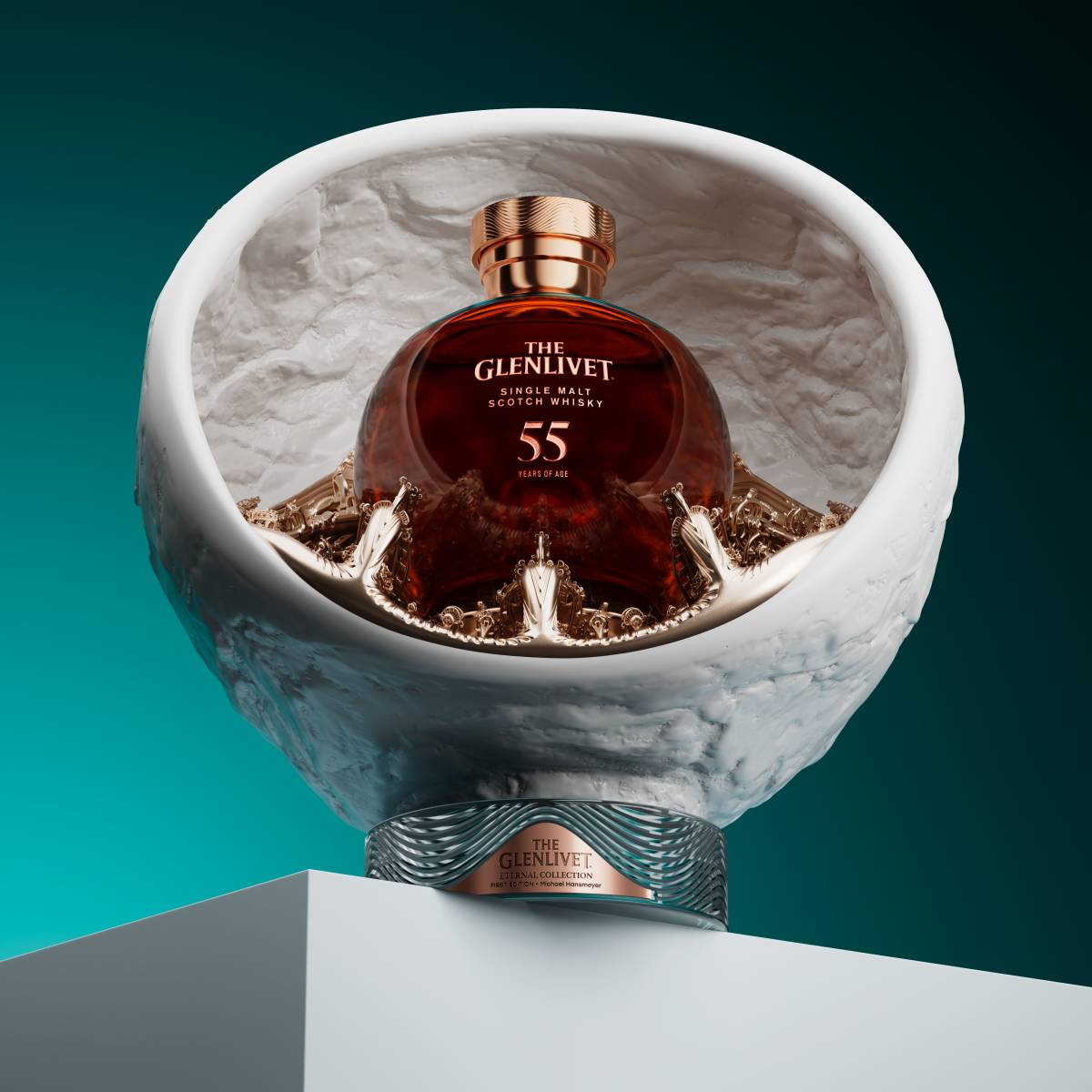 格蘭利威「永恆系列序曲55年原酒」；首席桶藝大師 Kevin Balmforth描述：「暖秋的馥郁果香、陽光普照的塞維利亞橙皮和甜美椰棗乾的盛宴，鼻腔中充滿肉桂和肉豆蔻的香料溫暖，伴隨著黑醋栗果醬和香草軟糖的圓潤風味，口感帶有平衡清新的柑橘香。」；酒精：42.2%；建議售價：約NT$1,680,000。