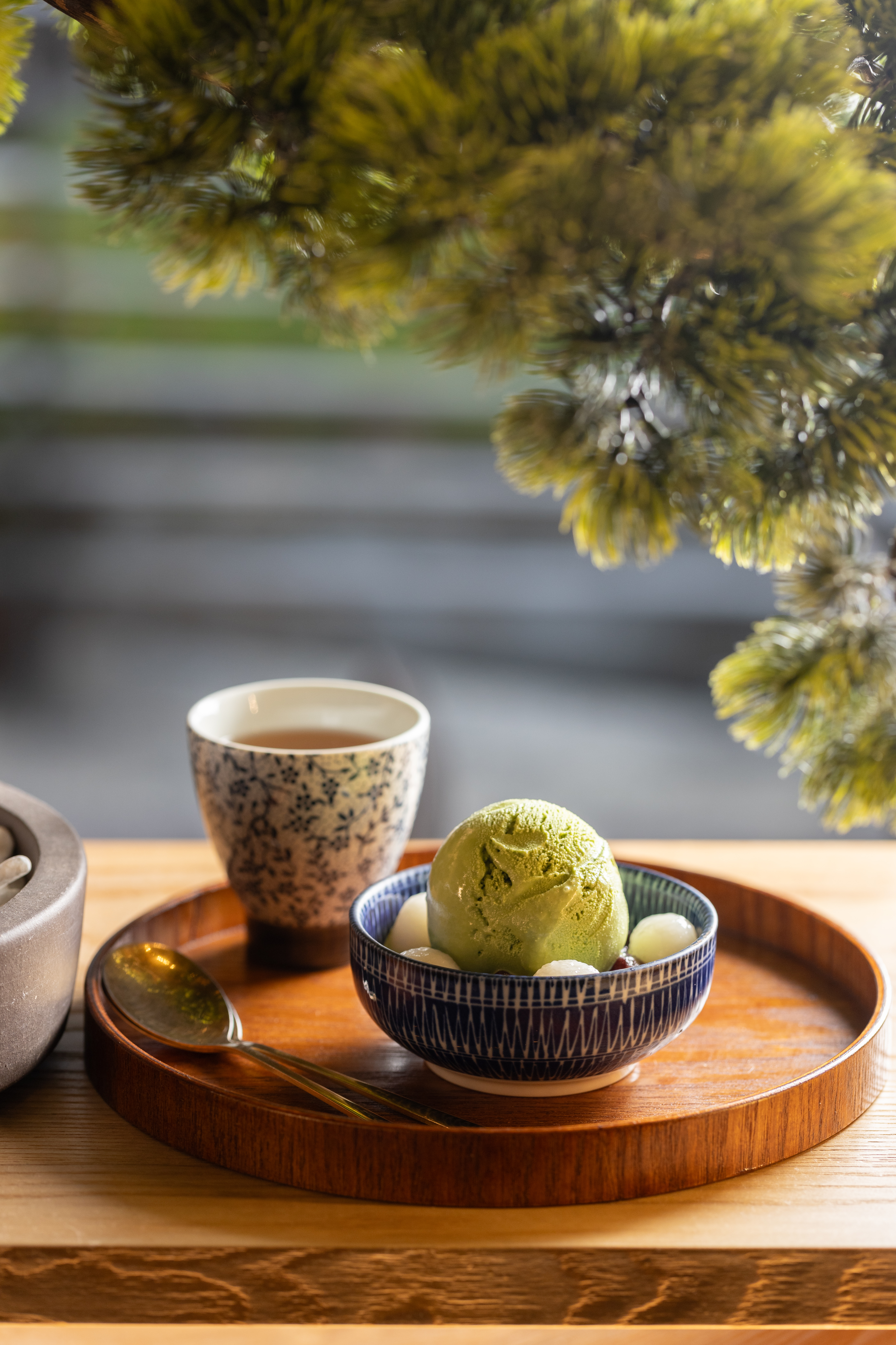 餐廳能點下午茶「宇治金時白玉」由手工研磨抹茶粉製成的冰淇淋，搭配加入溫泉水熬製的蜜紅豆與白玉小湯圓。（150元／份）