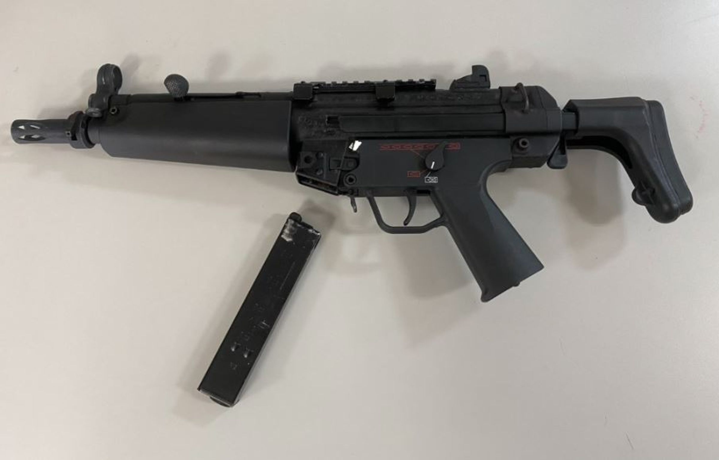陳男交出一把外型逼真的MP5衝鋒槍,經鑑定為無法擊發、無殺傷力的瓦斯槍。(新店警分局提供)