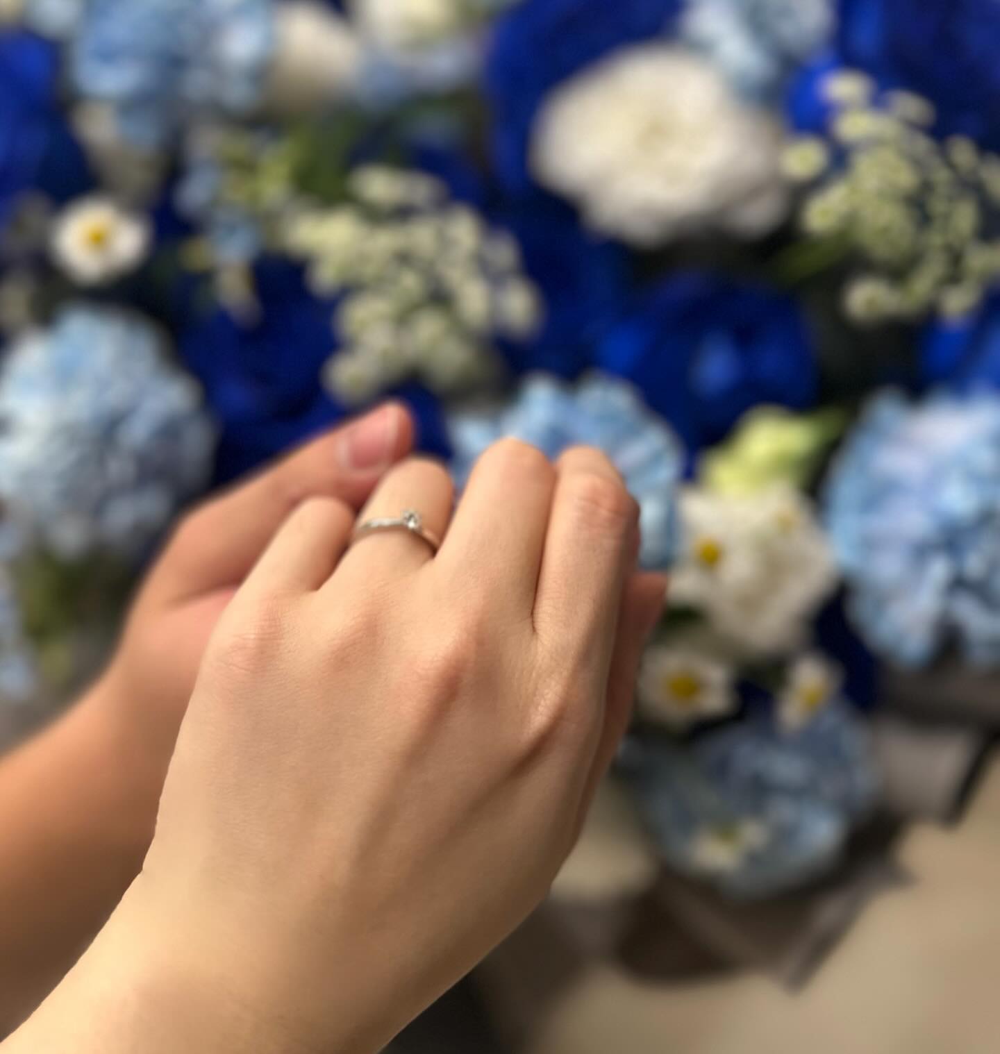 簡嘉芸戴上婚戒。(翻攝簡嘉芸threads)
