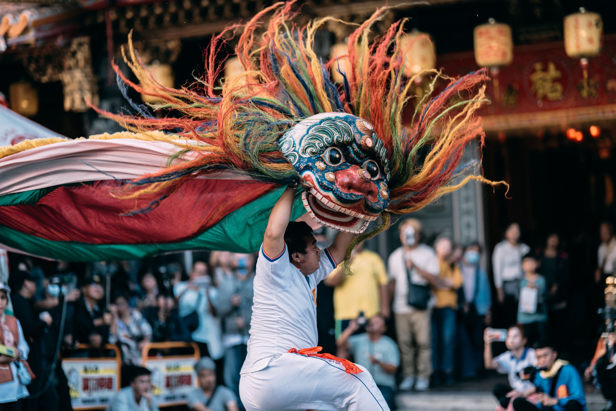 大龍峒金獅團於遶境祈福活動出陣，隨舞揚動的獅頭顯得光彩耀眼。（攝影／陳正諺）