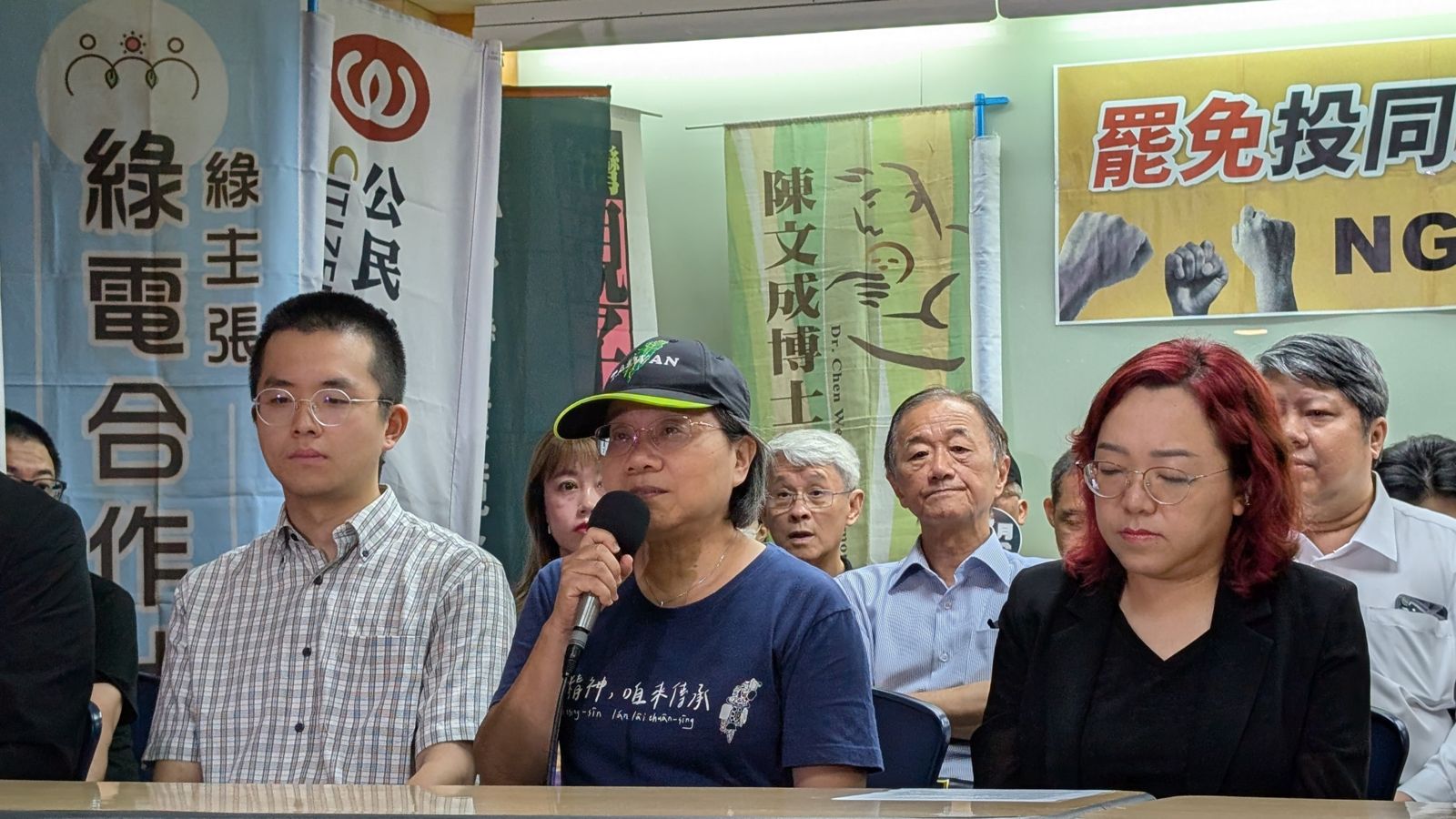 李江却台語文教基金會陳豐惠以台語發言,呼籲大家抵抗中國侵略,延續台灣語言文化,大罷免投下同意票,共同守護語言多元、文化豐富的自由國家──台灣。(綠色公民行動聯盟提供)