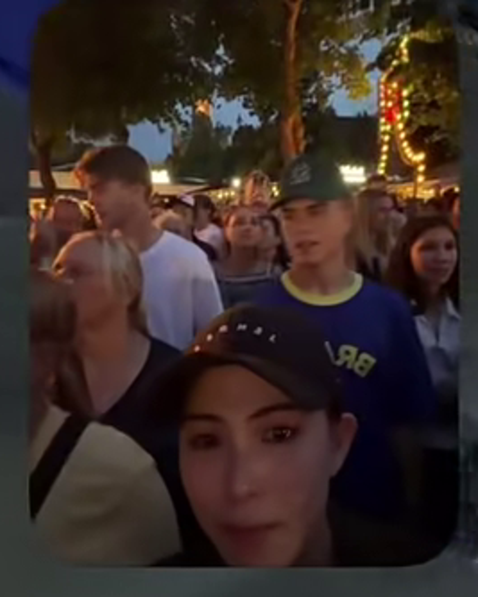 聽到Jessie J在演出中談及罹患乳腺癌的經歷，昆凌當場落淚。（翻攝昆凌小紅書）