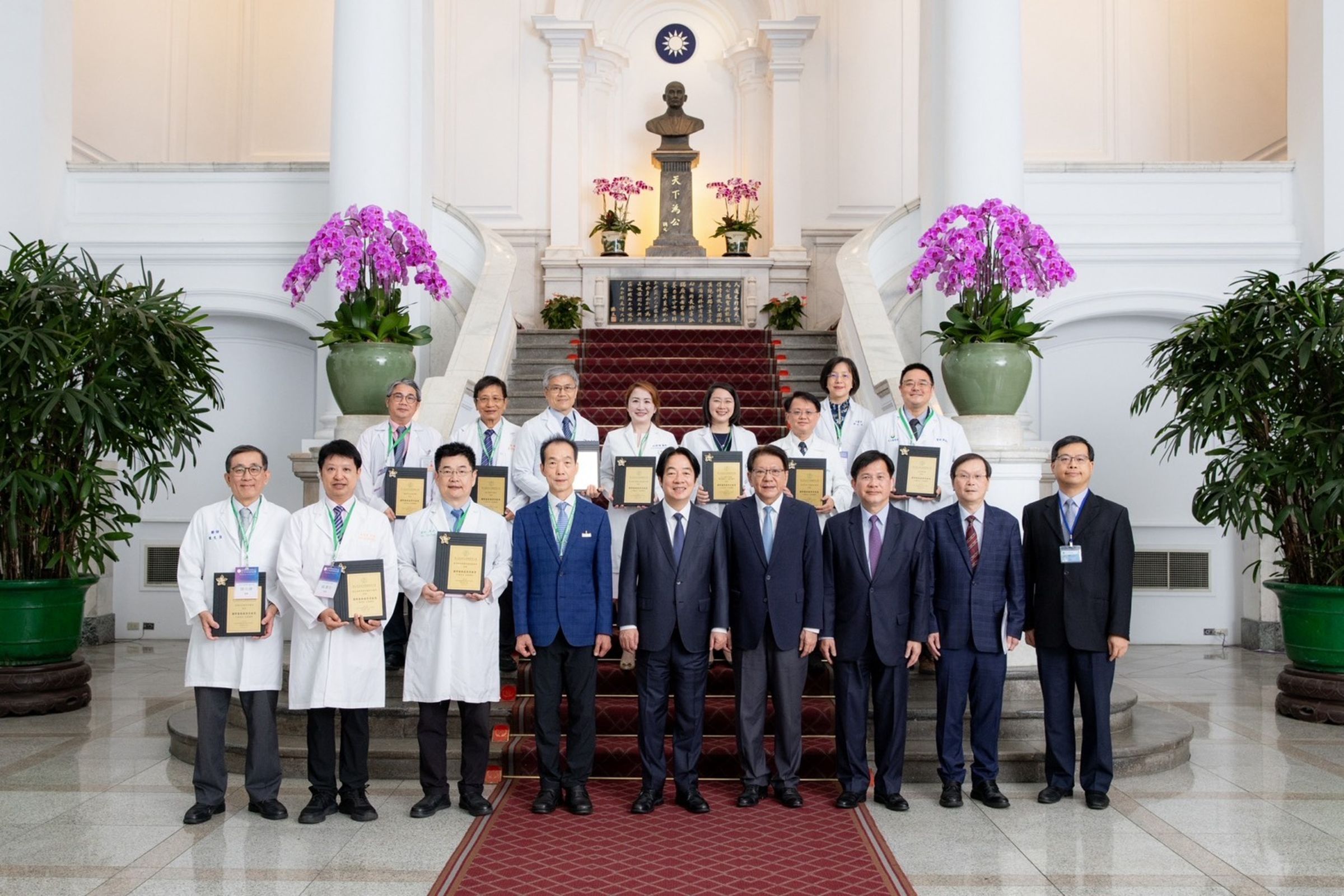 馬偕紀念醫院中醫部榮獲全球中醫藥醫學會聯合會「國際醫療服務貢獻獎」，中醫部主任陳光偉前往晉見總統賴清德。（馬偕醫院提供）
