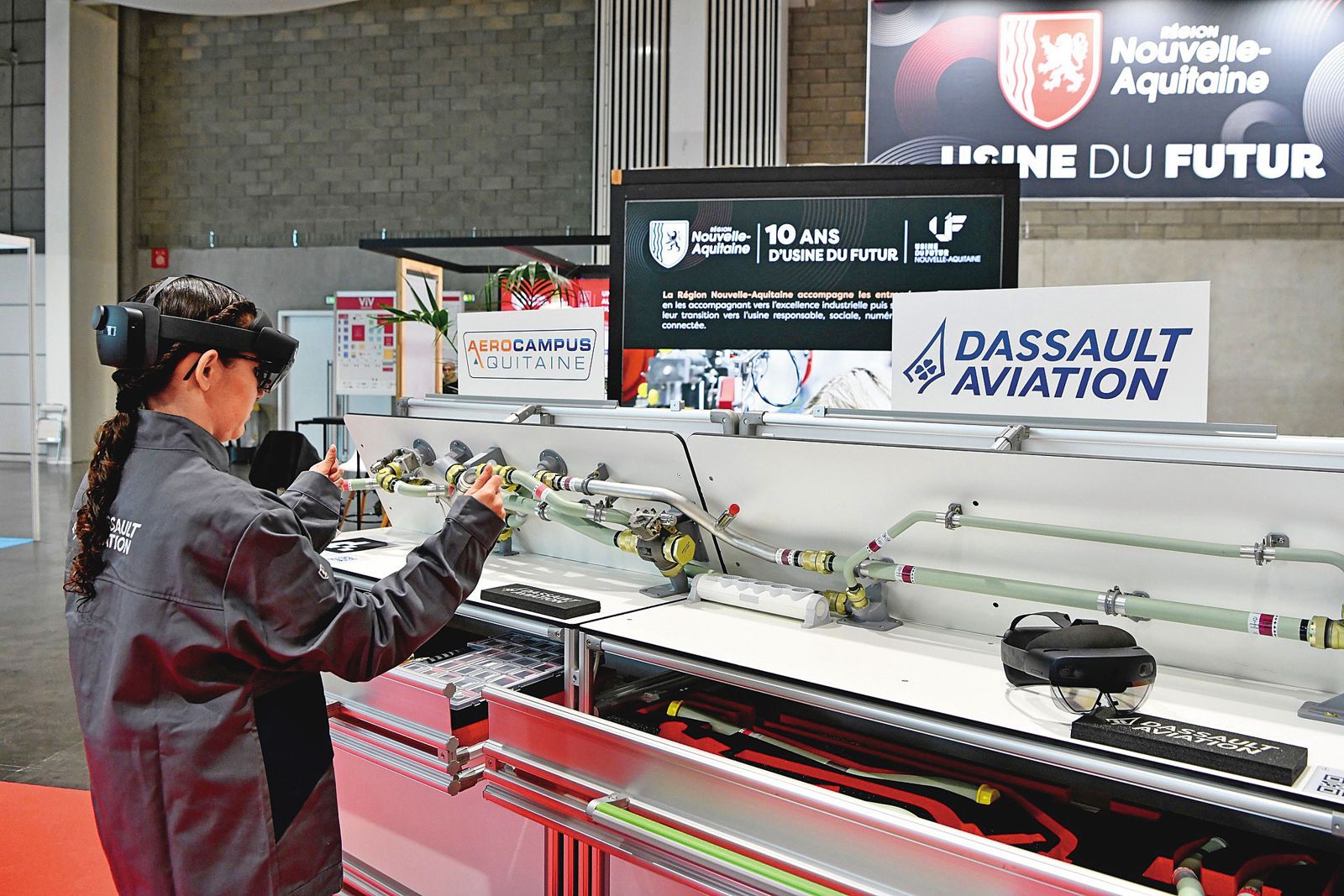 達梭系統將數位孿生結合AR，工程師戴上AR眼鏡，虛擬3D模型會在眼前與實境同步。（翻攝自Dassault Aviation臉書）