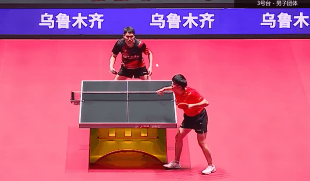 中國桌球選手孫聞因為輸了比賽，就怒摔球拍，引發眾怒。（翻攝自微博）