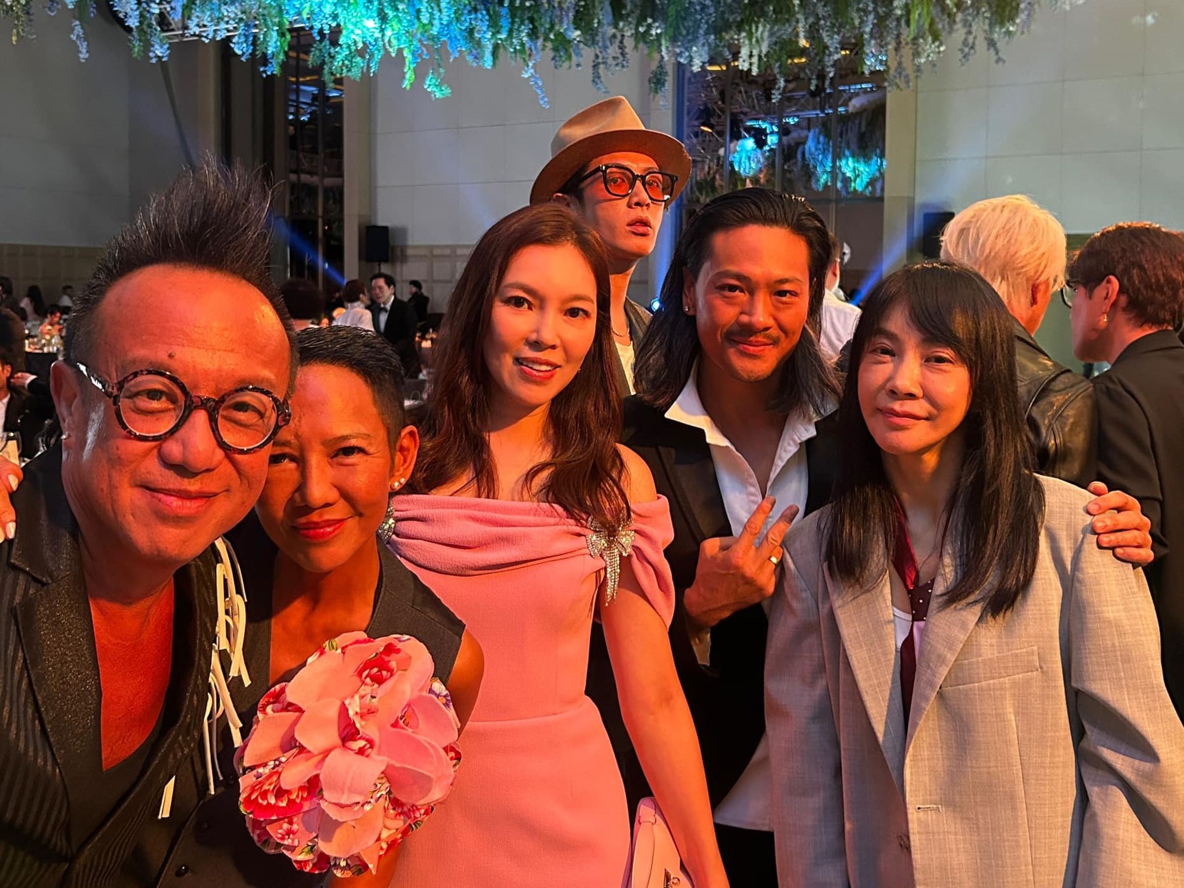 黃大煒(左起)、Vicky、曾馨瑩、柯震東、柴智屏(右)在婚宴上合照。(翻攝黃大煒臉書)