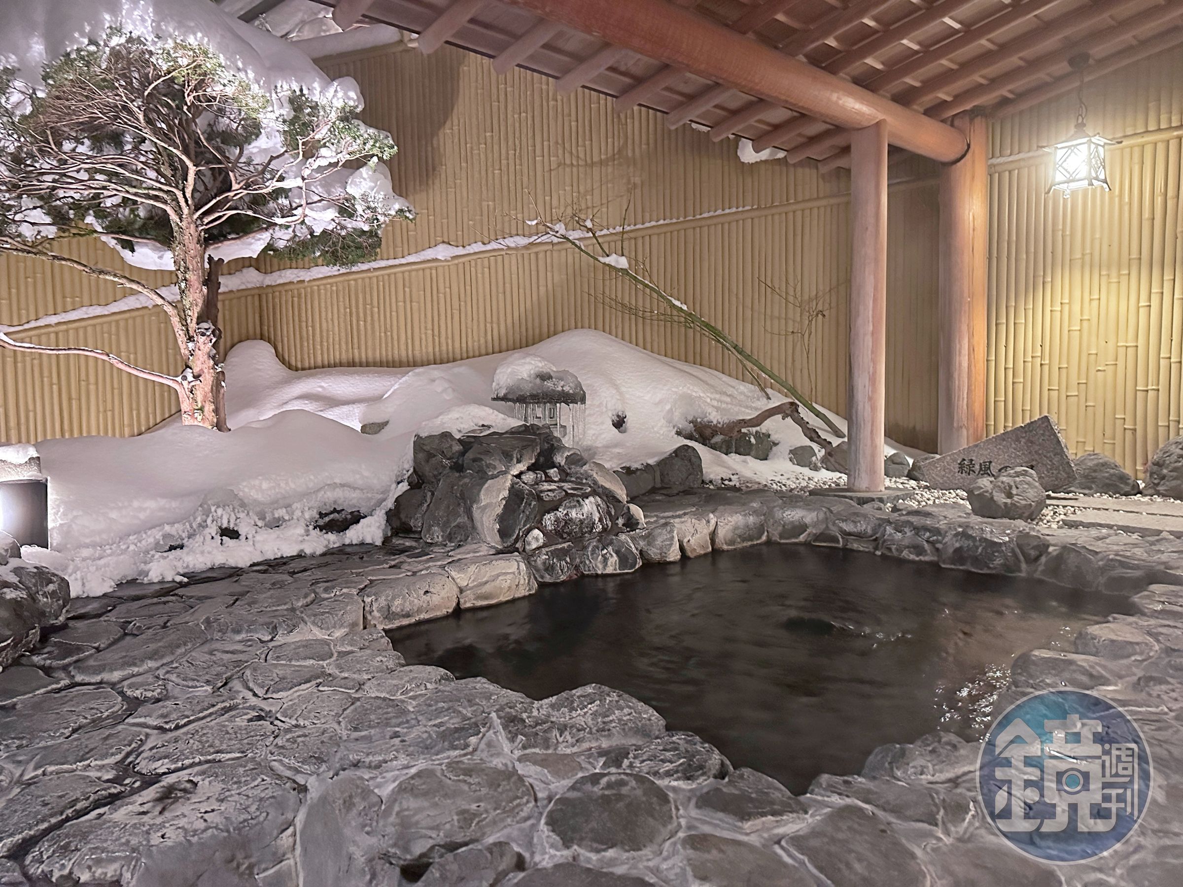 山上川畔湧出的天然溫泉非常純淨,泉質呈弱鹼性,露天風呂能泡暖湯賞雪景。