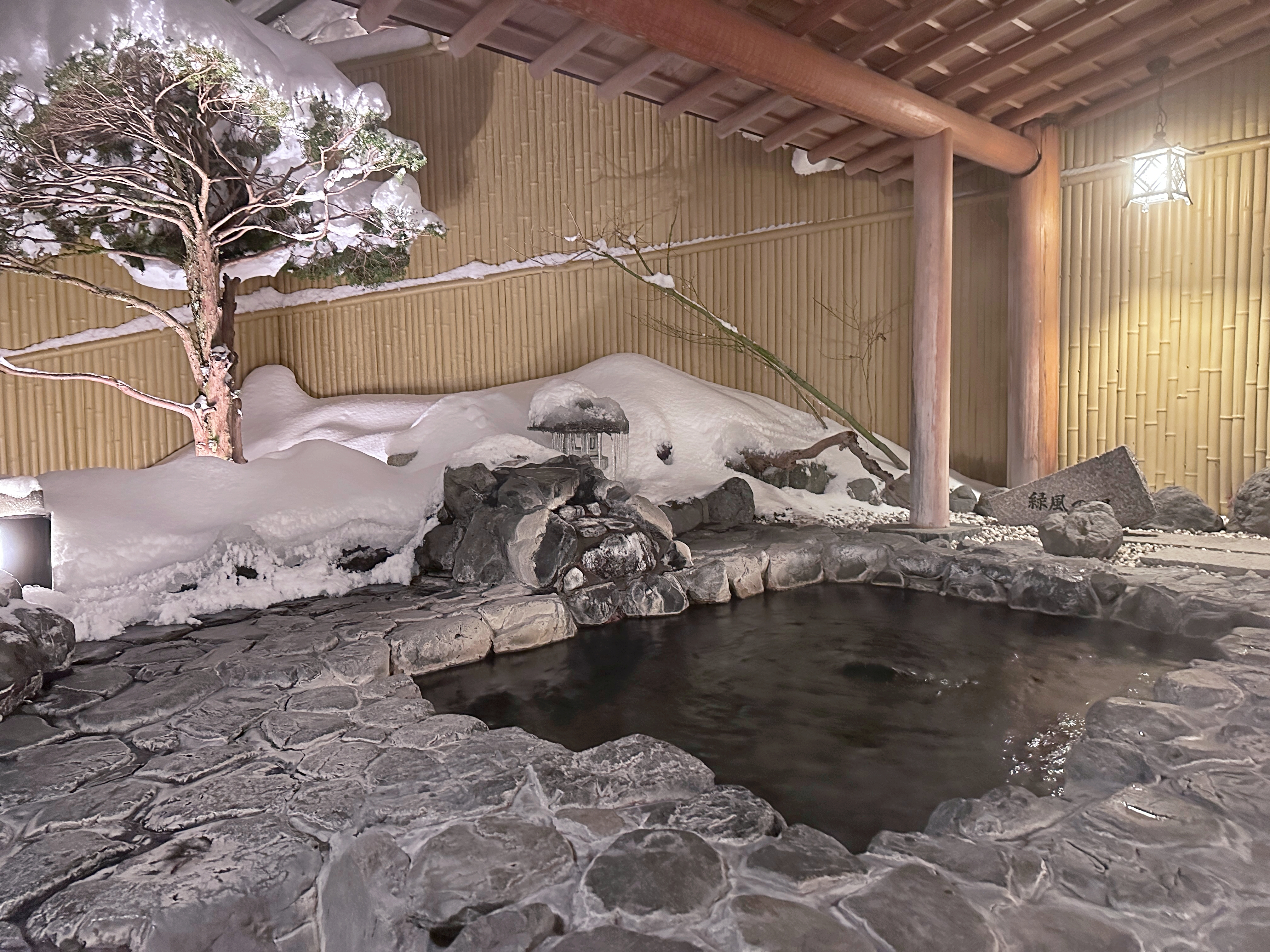 山上川畔湧出的天然溫泉非常純淨，泉質呈弱鹼性，露天風呂能泡暖湯賞雪景。