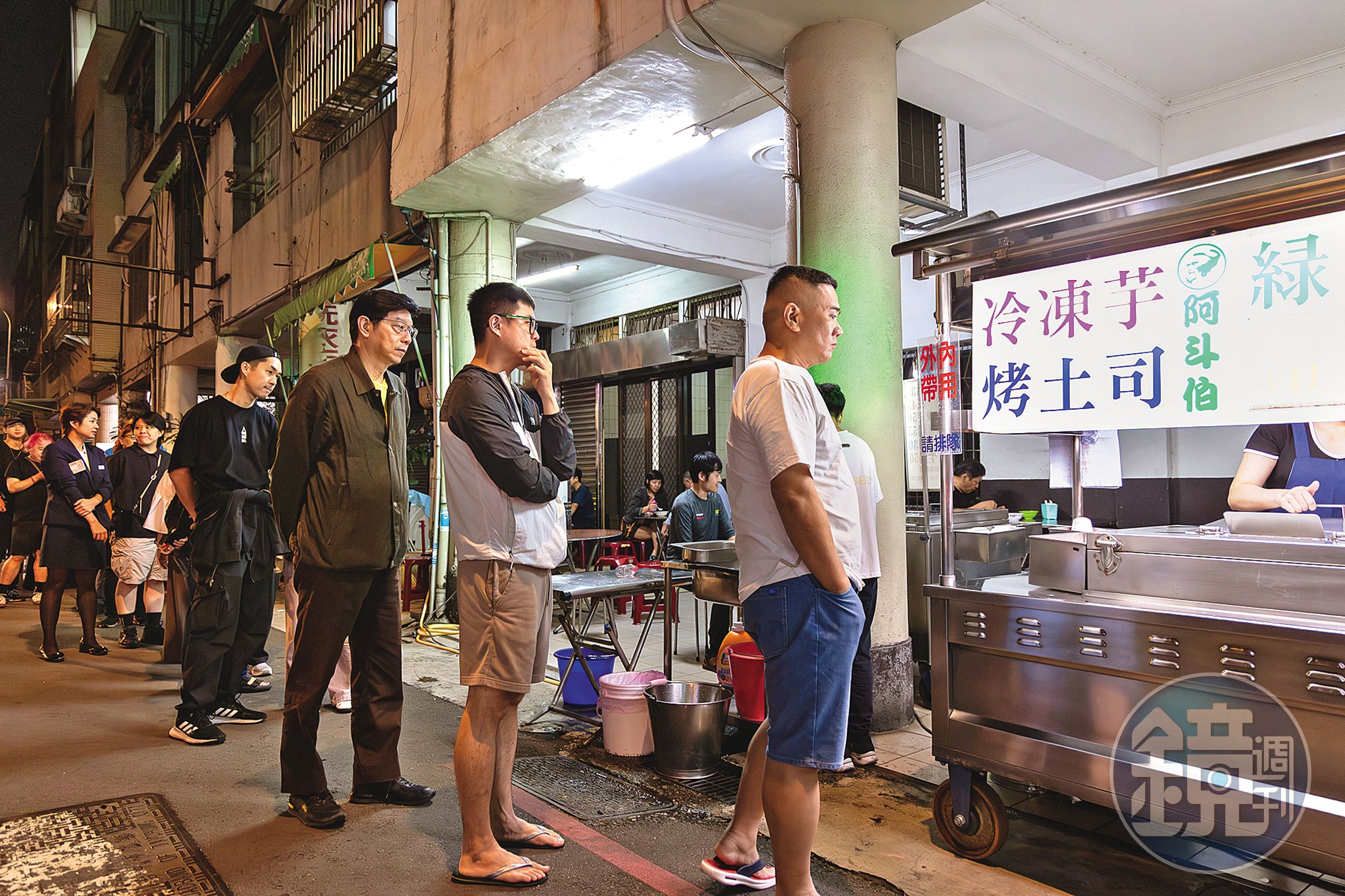 台中人氣名店「阿斗伯冷凍芋」，下午或晚餐後都是熱門時段。