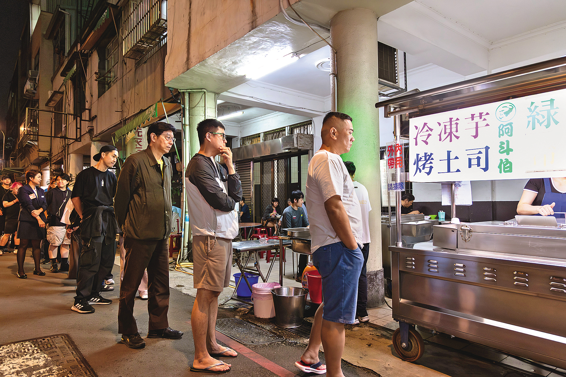 台中人氣名店「阿斗伯冷凍芋」，下午或晚餐後都是熱門時段。