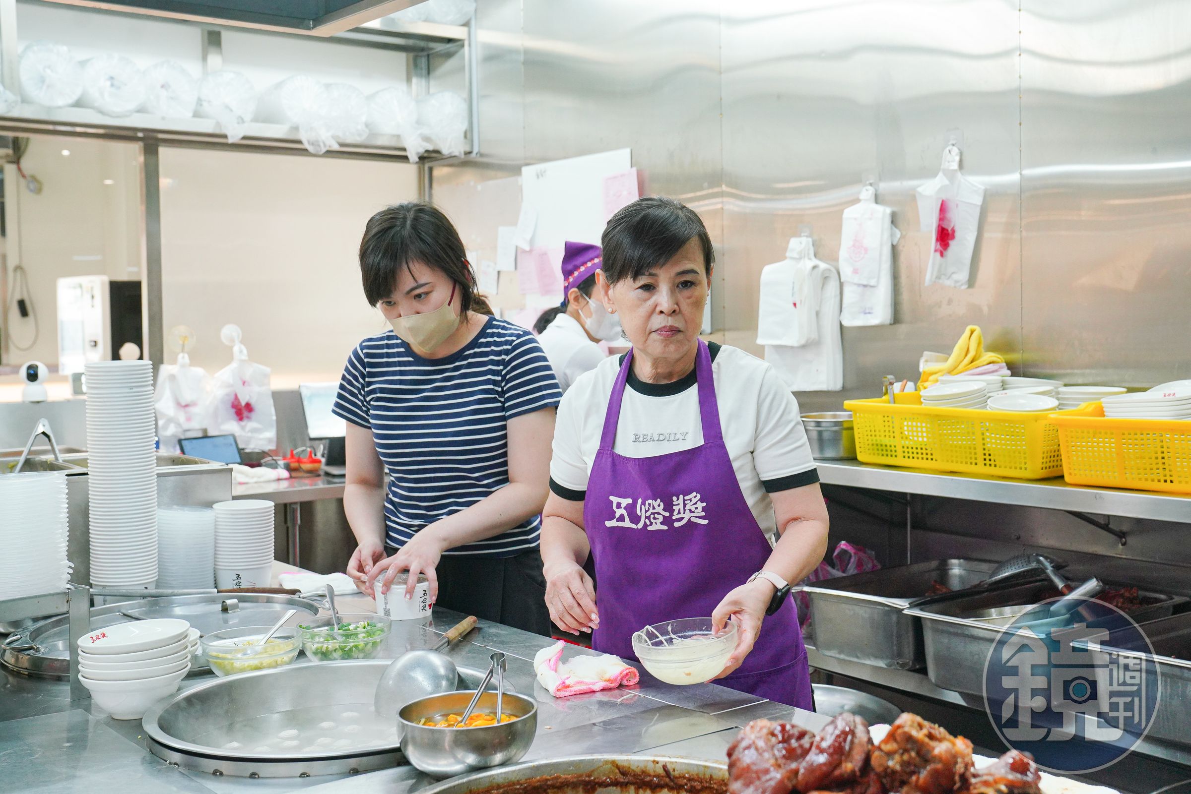 黃怡螢掌管五燈獎自強店28年，事必躬親，每天都親自為豬腳調味。