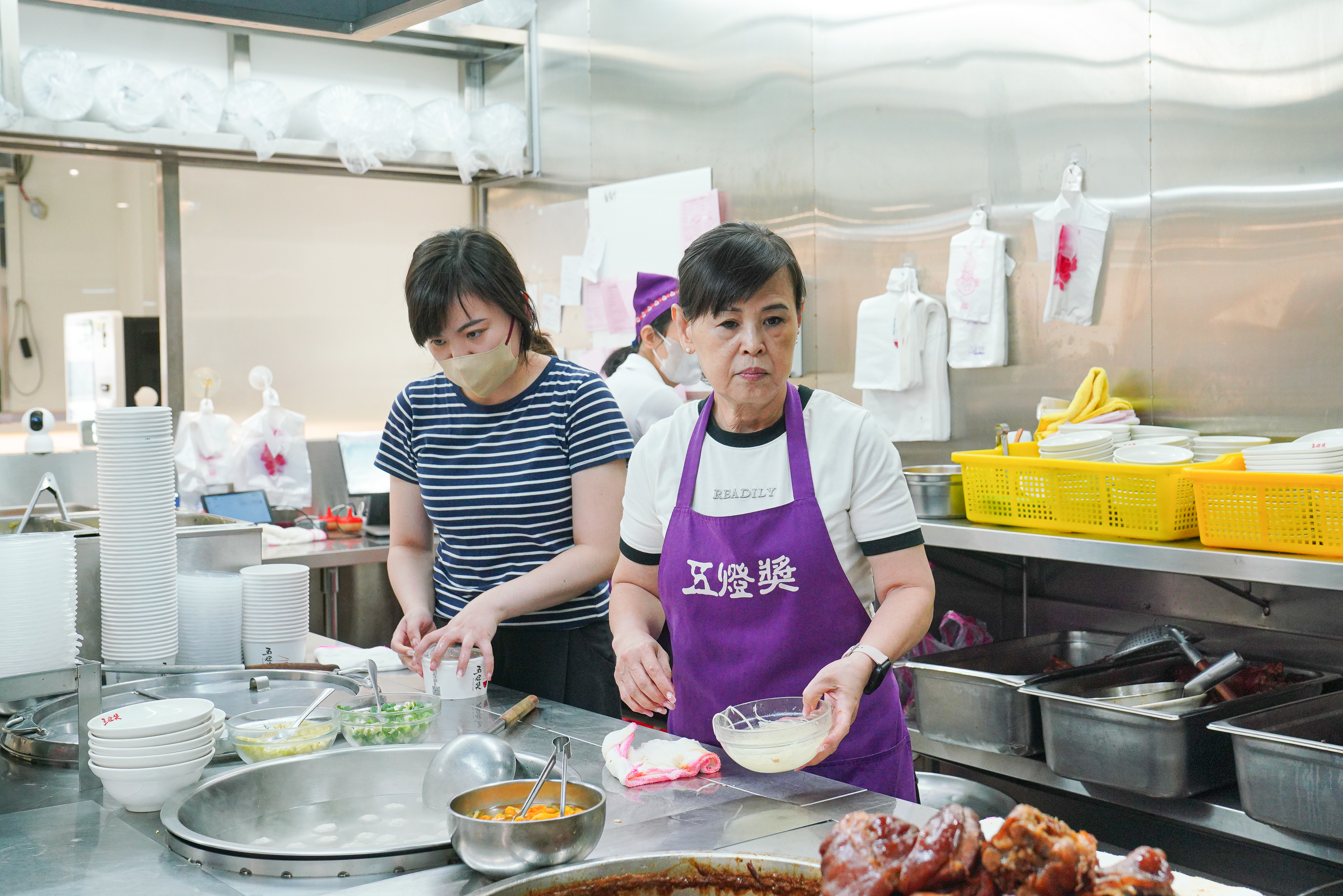 黃怡螢掌管五燈獎自強店28年，事必躬親，每天都親自為豬腳調味。