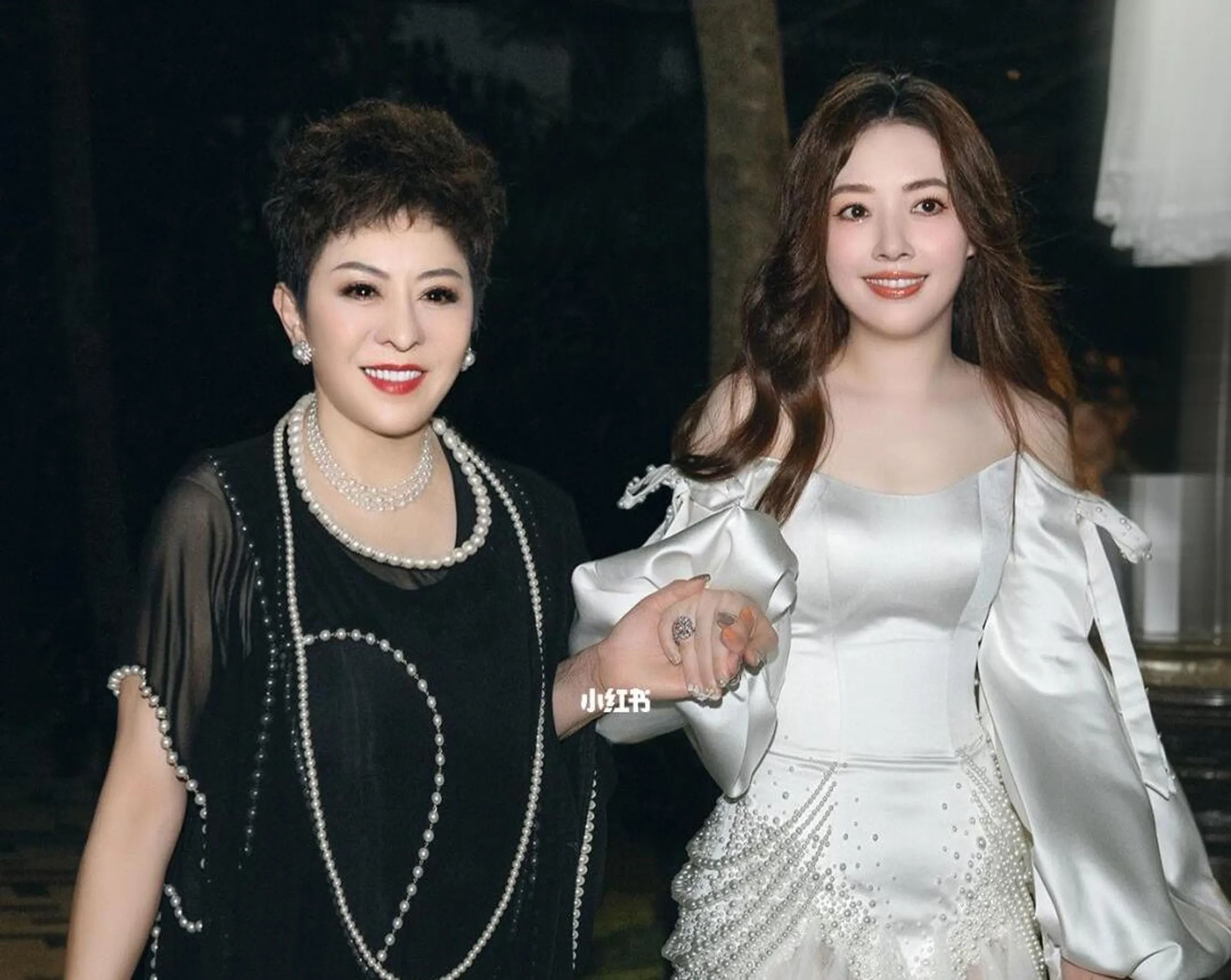 向太（左）和郭碧婷（右）婆媳關係好。（翻攝向太小紅書）