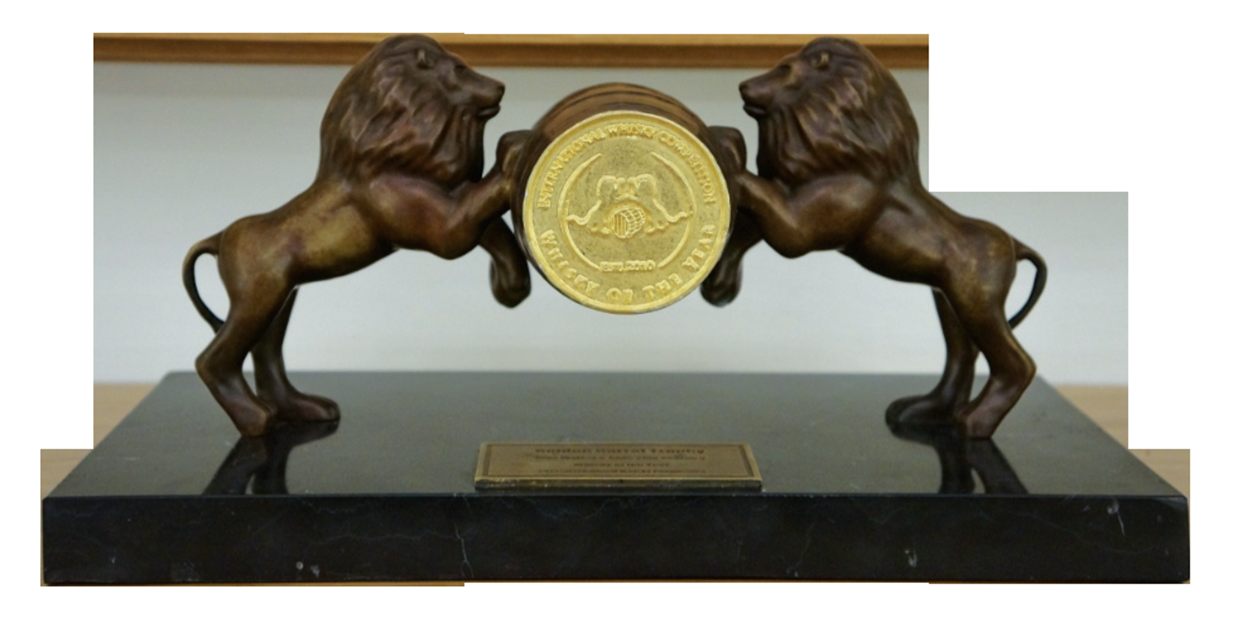 金橡木桶冠軍獎盃(Golden Barrel Trophy)是威士忌工藝的最高象徵,雕塑兩隻雄獅扶持威士忌橡木桶,銅雕表面綴有24K金箔,每屆「威士忌世界冠軍」得主皆於大理石基座上刻名留念,堪比威士忌界的「世界盃」。(翻攝網路)