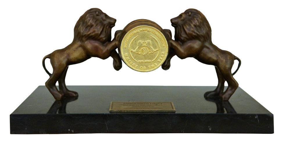 金橡木桶冠軍獎盃(Golden Barrel Trophy)是威士忌工藝的最高象徵,雕塑兩隻雄獅扶持威士忌橡木桶,銅雕表面綴有24K金箔,每屆「威士忌世界冠軍」得主皆於大理石基座上刻名留念,堪比威士忌界的「世界盃」。(翻攝網路)