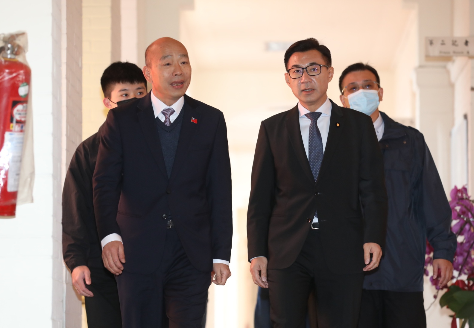 現任立法院長韓國瑜（左）及副院長江啟臣（右）也前往召委選舉現場。