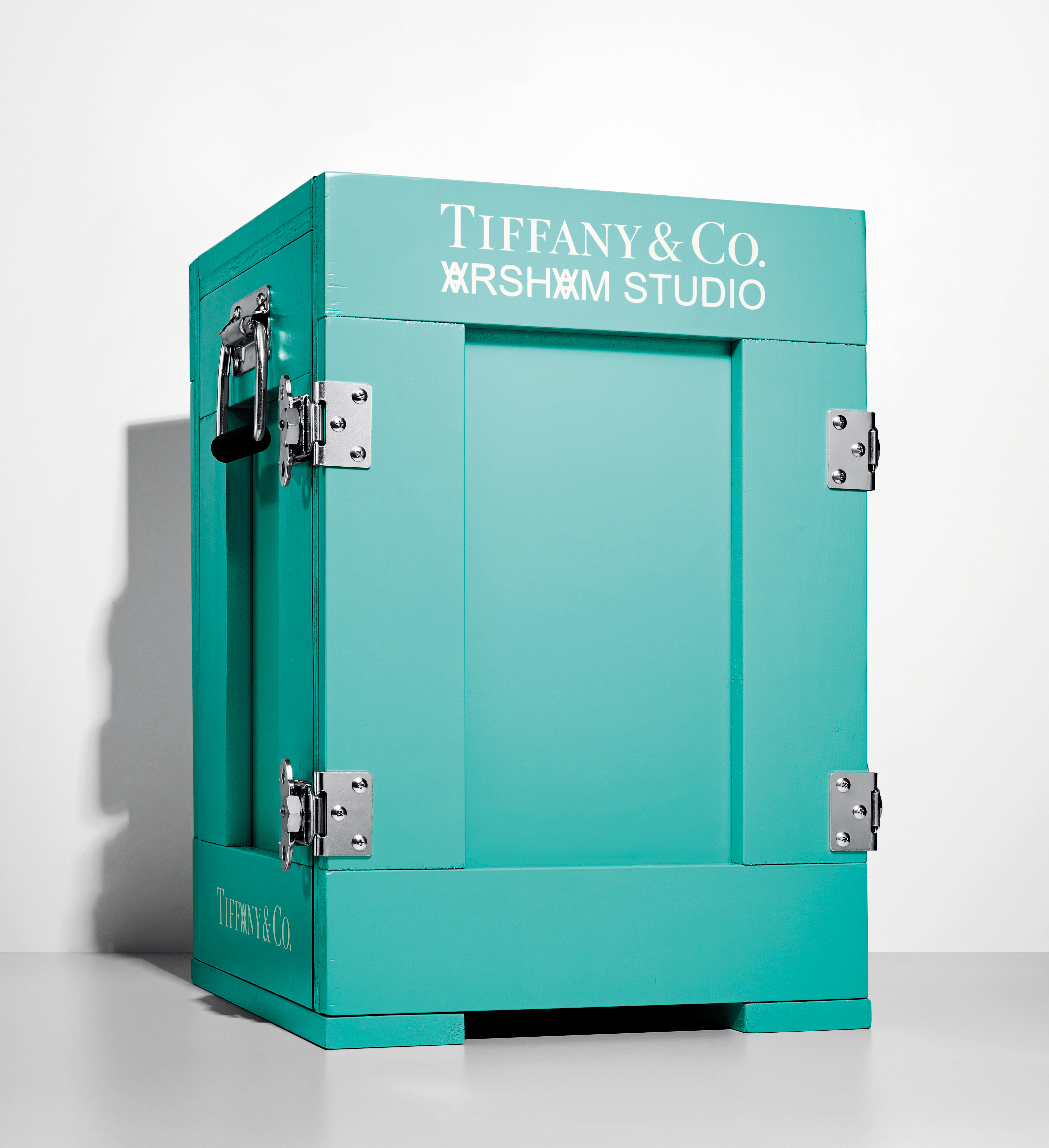 Tiffany & Co.與Daniel Arsham聯名的限量設計,以特製的金屬材質Tiffany Blue藝術品專用外箱運送。(蒂芙尼提供)