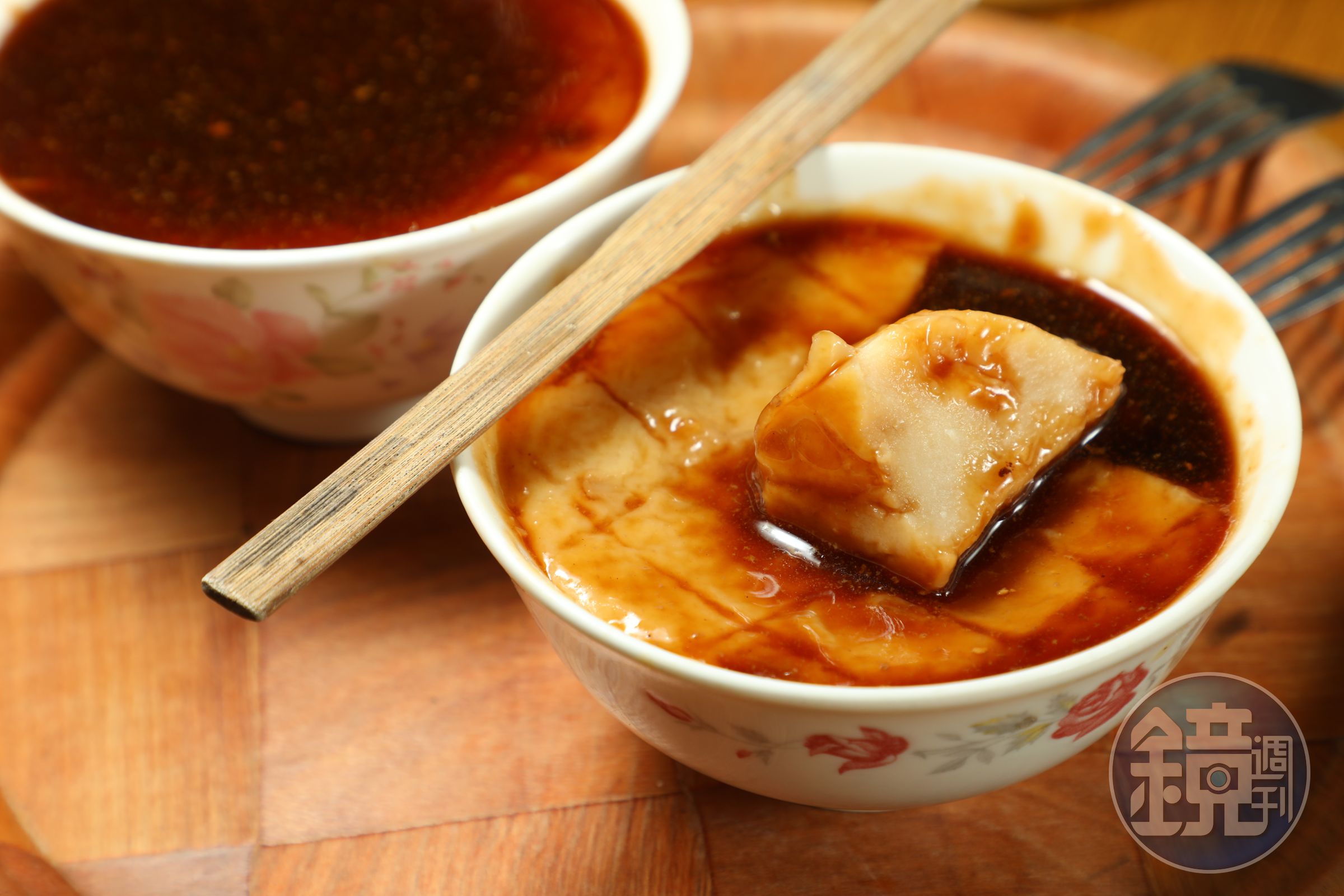 每天早上現磨在來米漿製作的「碗粿」內有肉塊、滷蛋,淋上醬油、中藥材與蒜泥調製的醬汁。(35元/個)