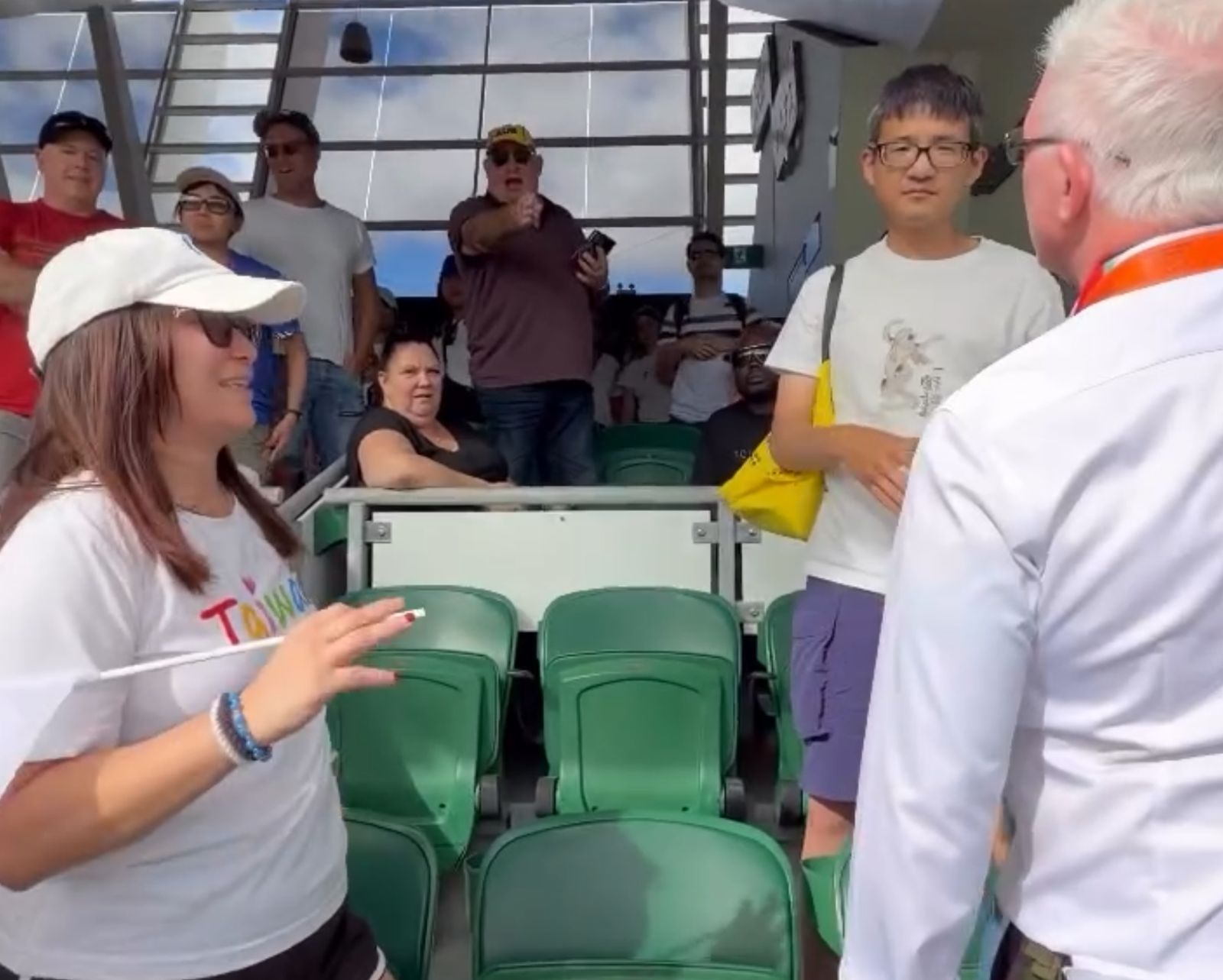 球迷揮國旗幫台灣隊女足加油!遭保全上前阻止 澳洲大叔霸氣怒吼獲眾人歡呼