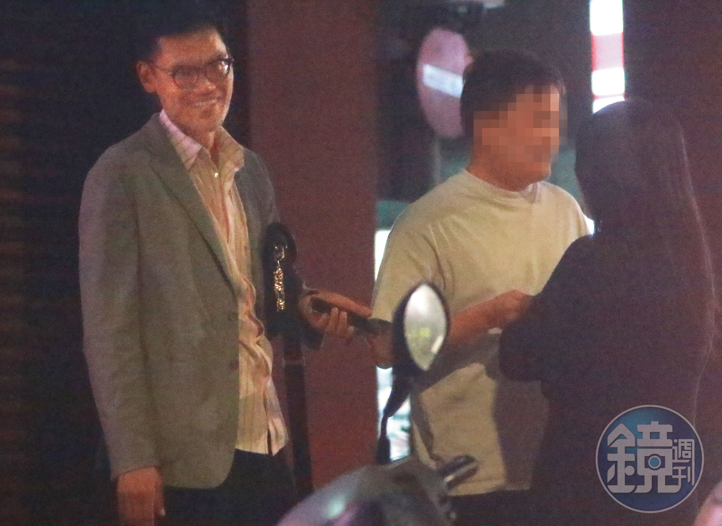 4/30，00：46，除了吳女的家，這天張軒銘（左）在自家社區前與一對男女談話，所在位置是台北文山區的別墅區大門。