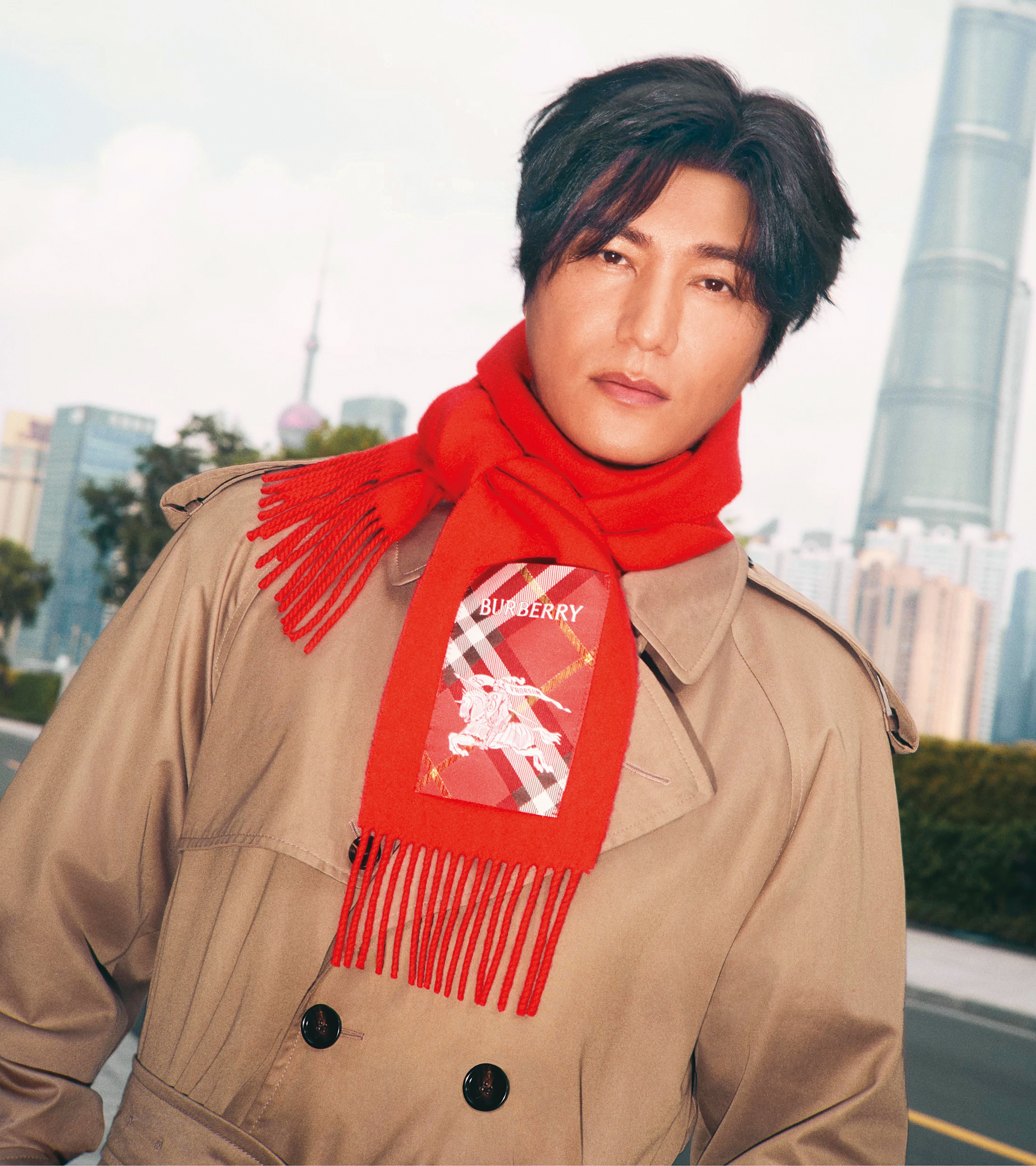 陳坤配戴應景的大紅色圍巾,年味輕鬆上身。NT$16,500(翻攝自Burberry官網)