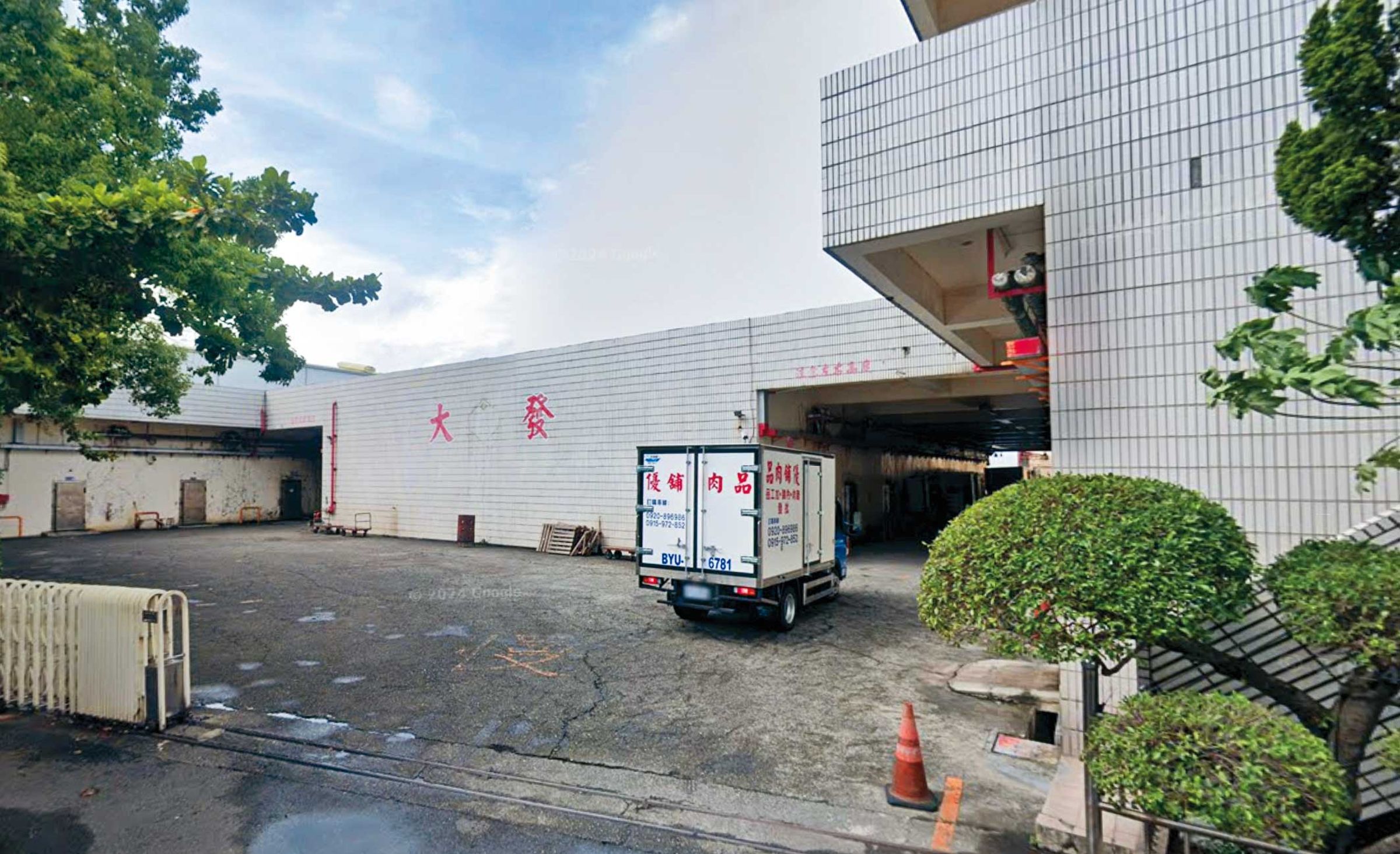 大發食材行由藍營高雄議員邱于軒老公張簡正偉獨資成立,並擔任負責人。(翻攝Google Maps)