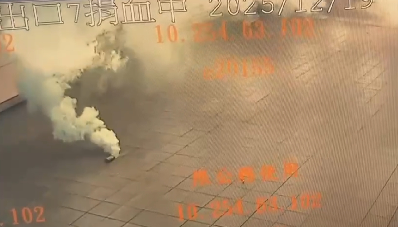 台北捷運北車M7出口附近19日下午5點24分遭人丟煙霧彈攻擊。（翻攝畫面）