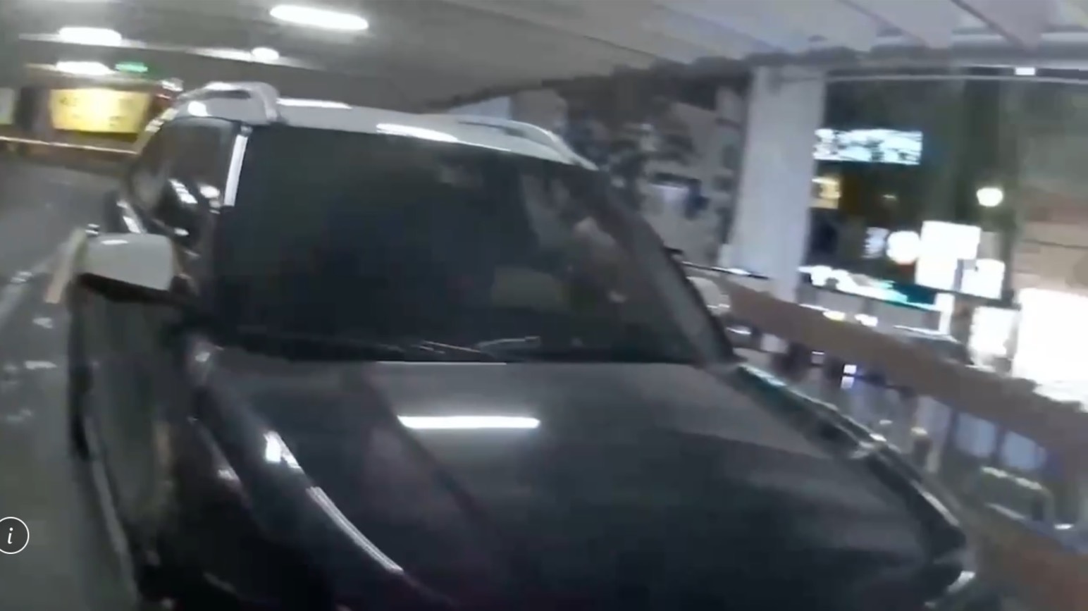 肇事車輛打滑擦撞場內2樓連接1樓的出口迴轉道水泥護欄。翻攝畫面