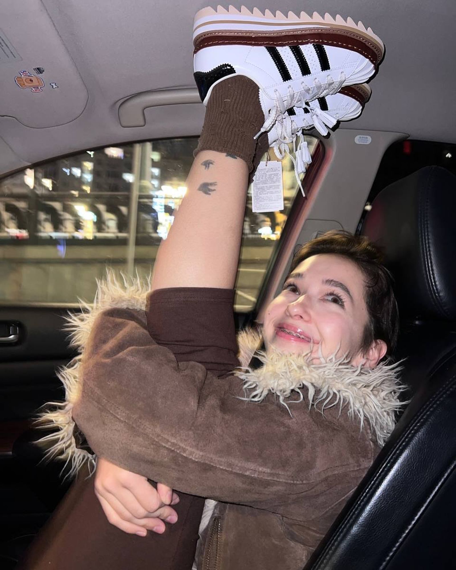 俄羅斯知名網紅愛莎水中分娩痛失愛子。（翻攝自aishachigga IG）