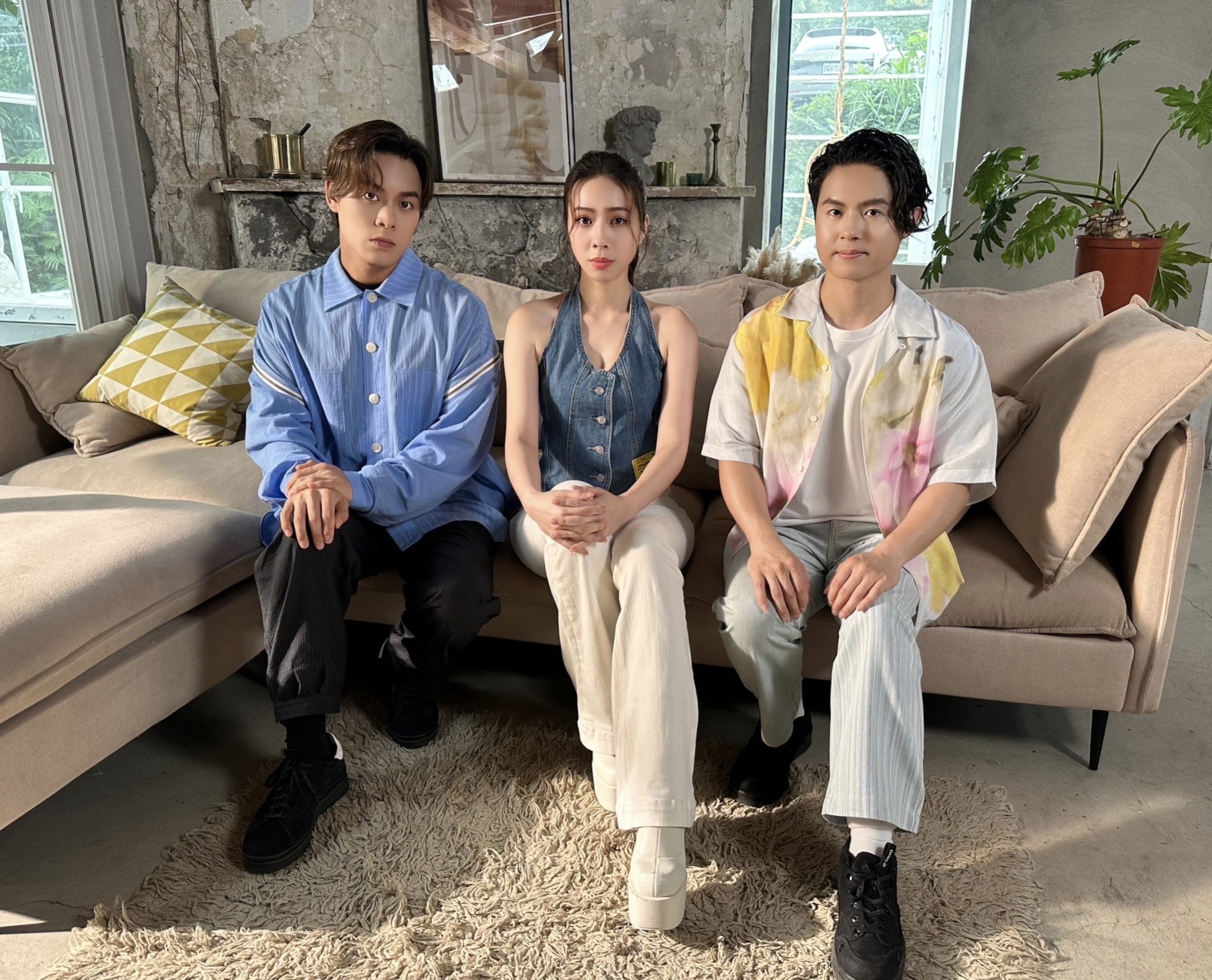 告五人返台花4小時拍攝手搖茶飲廣告，拍完立刻又飛往新加坡開唱。（相信音樂提供）