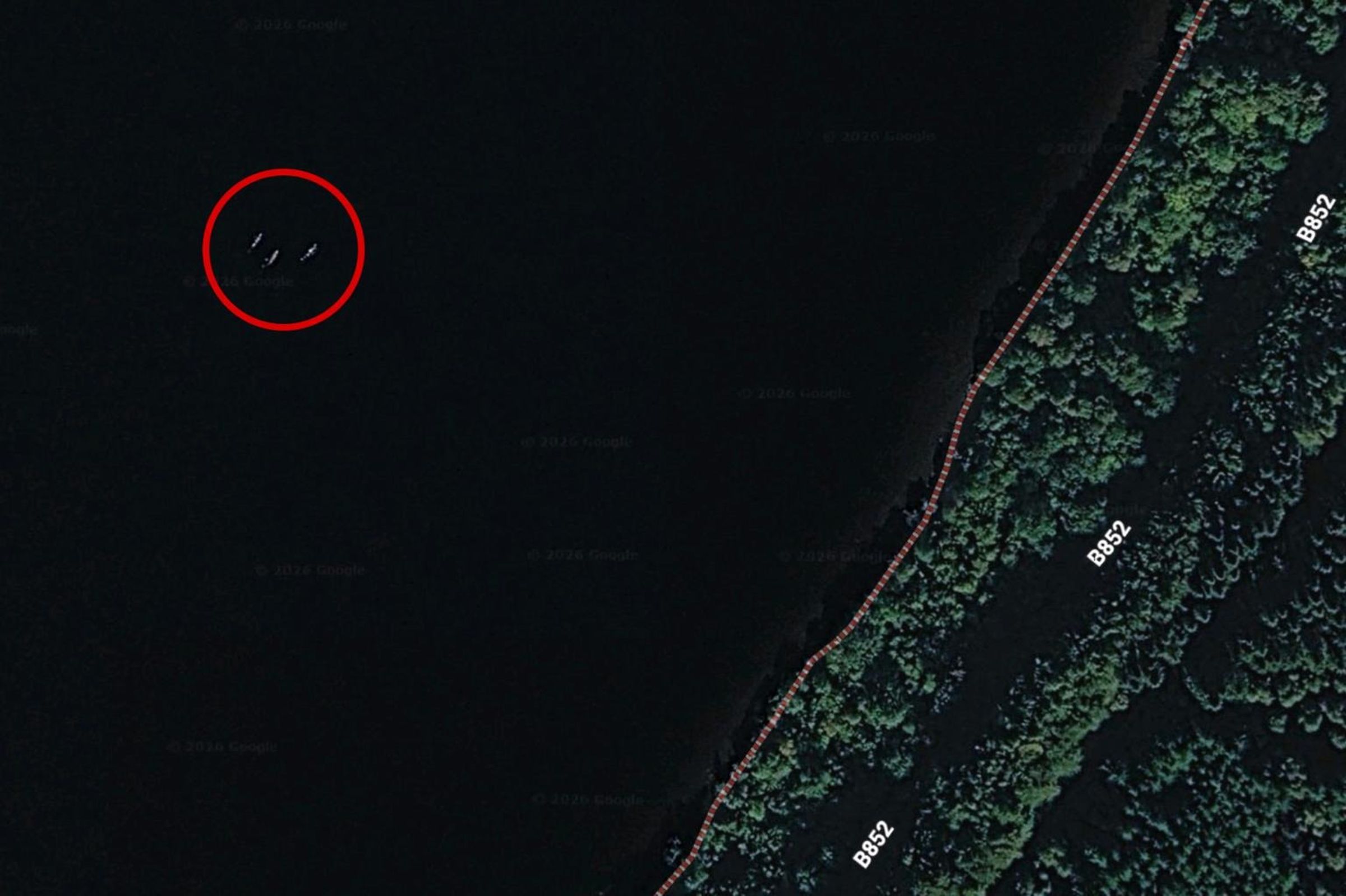 Google Earth影像中,尼斯湖水面出現3個神祕身影,外型疑似有弧形背部,讓人想到尼斯湖水怪。(翻攝Google Earth)
