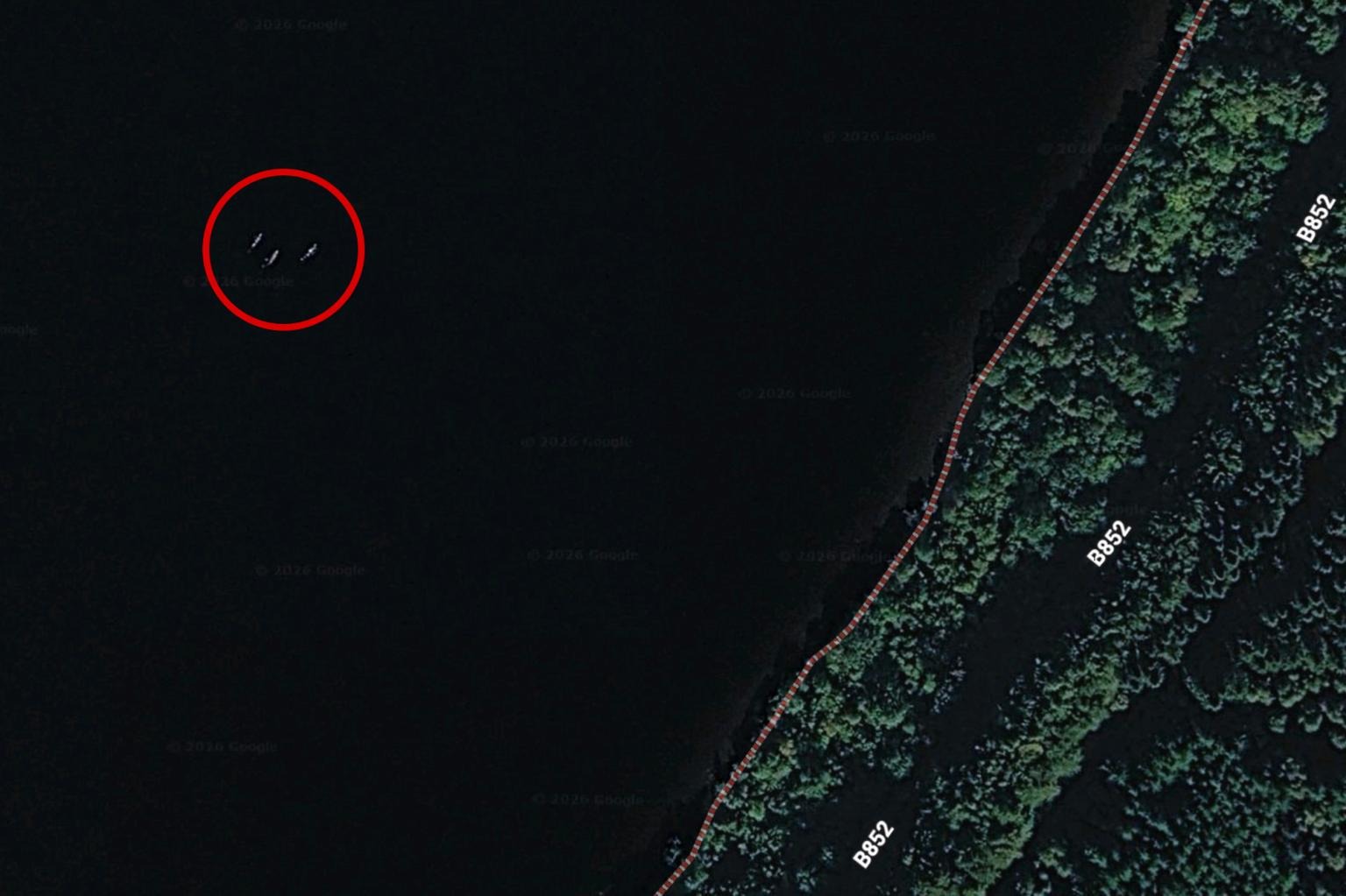 Google Earth影像中,尼斯湖水面出現3個神祕身影,外型疑似有弧形背部,讓人想到尼斯湖水怪。(翻攝Google Earth)