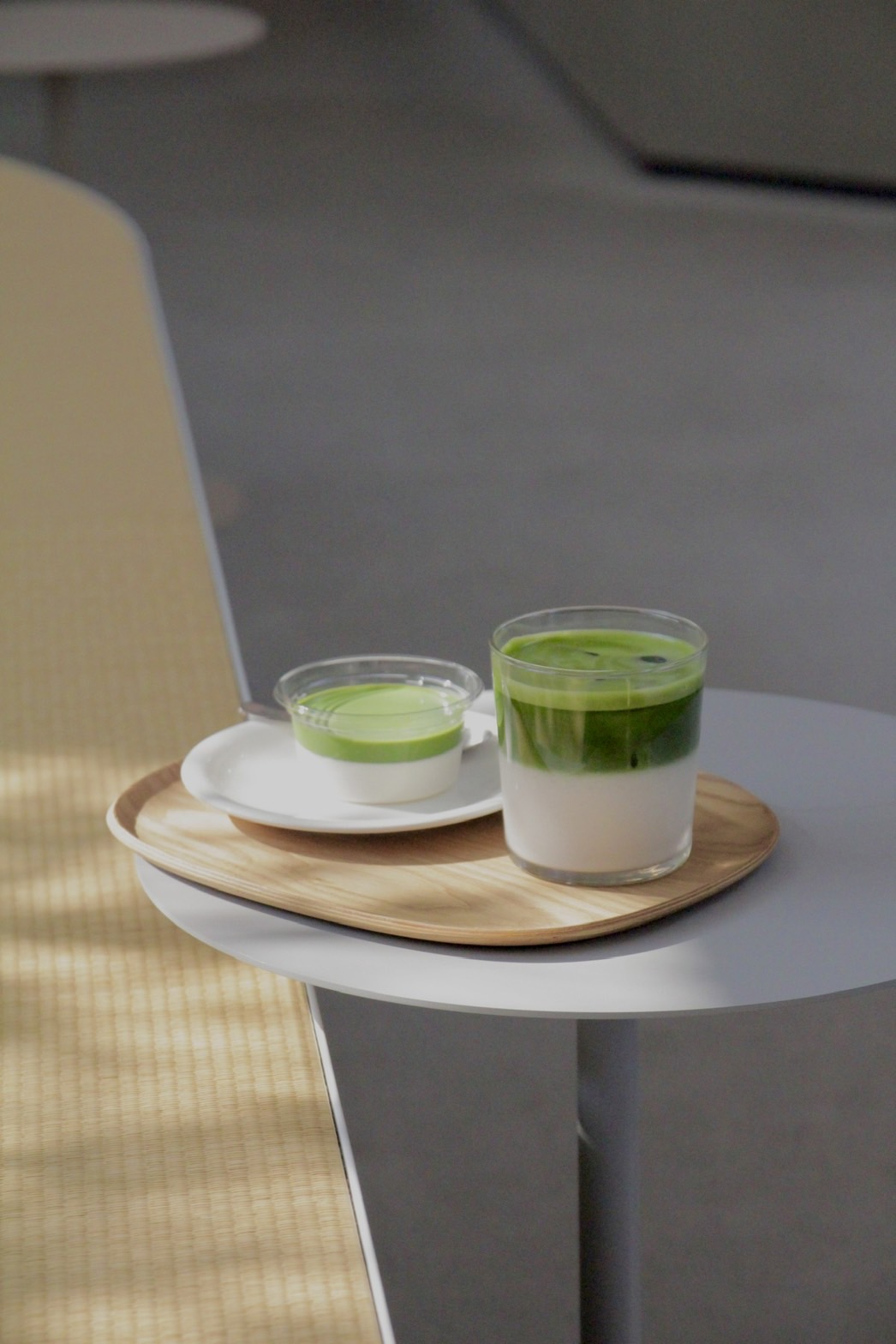 醇濃的「宇治抹茶拿鐵」（右，600日圓／杯，約NT$130）和人氣大好評的「自家製抹茶布丁」（左，350日圓／份，約NT$76）。