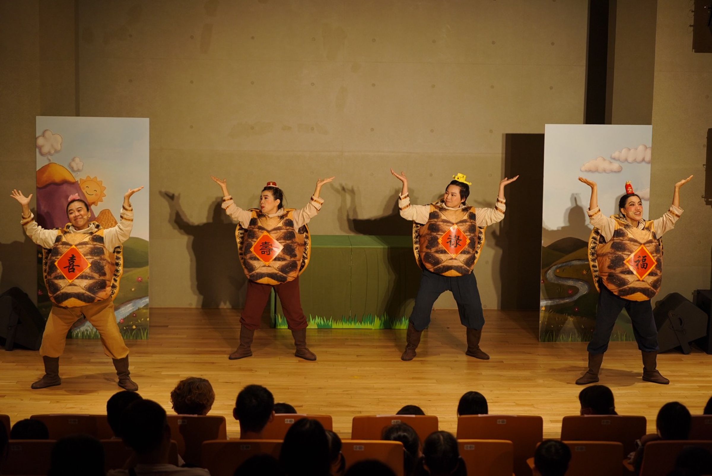 《四隻大神龜》吸睛，演員與觀眾近距離互動交流，帶領孩子走進故事世界。（紙風車劇團提供）