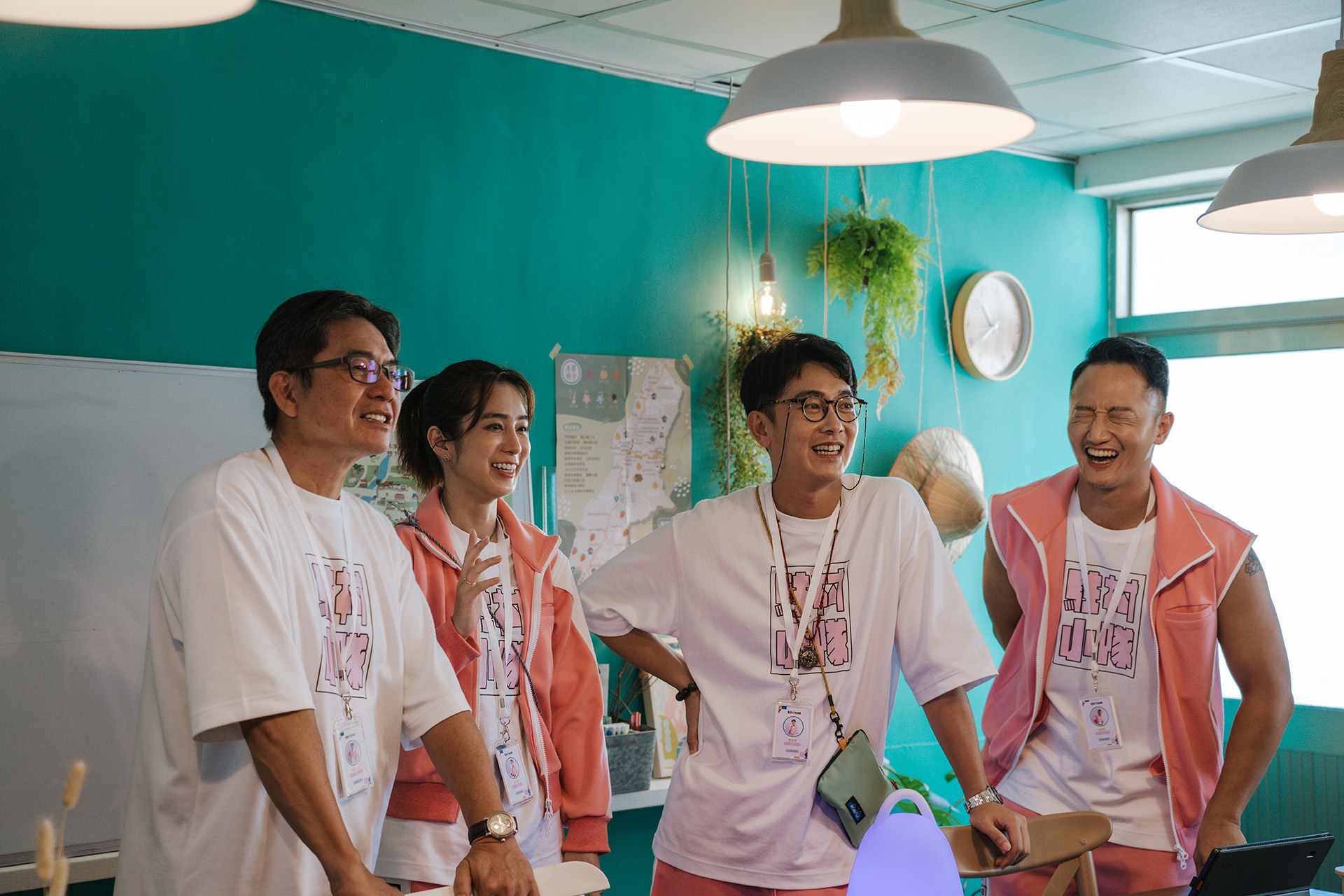 洪都拉斯（左起）、温貞菱、施名帥和高英軒合作實境秀《啊喔！最Kiang駐村小隊》。（LINE TV、客家電視提供）