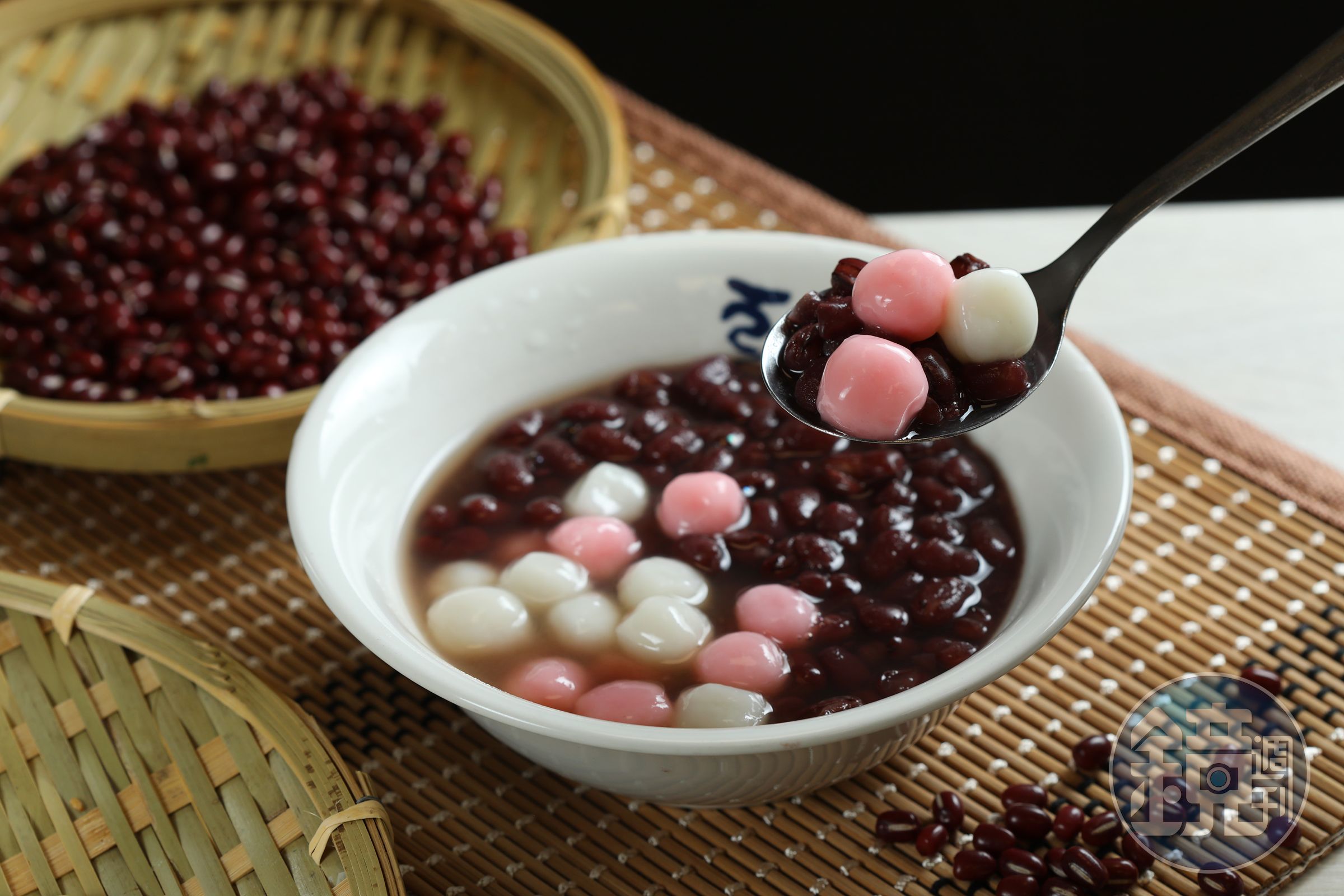 「紅豆湯圓湯」以濃郁湯汁與Q彈小湯圓，交織出最經典的冬日味覺。（65元／份）