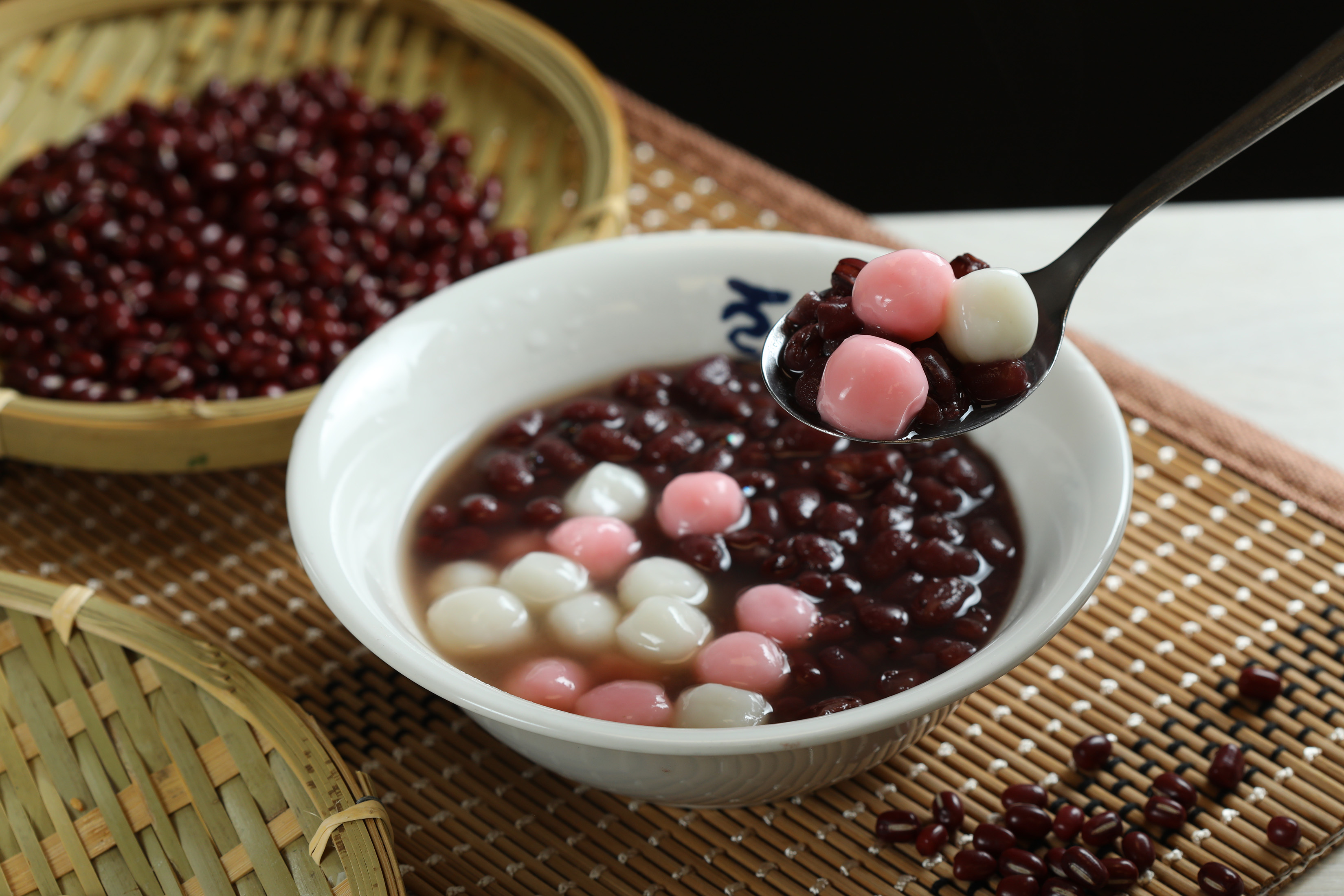 「紅豆湯圓湯」以濃郁湯汁與Q彈小湯圓，交織出最經典的冬日味覺。（65元／份）