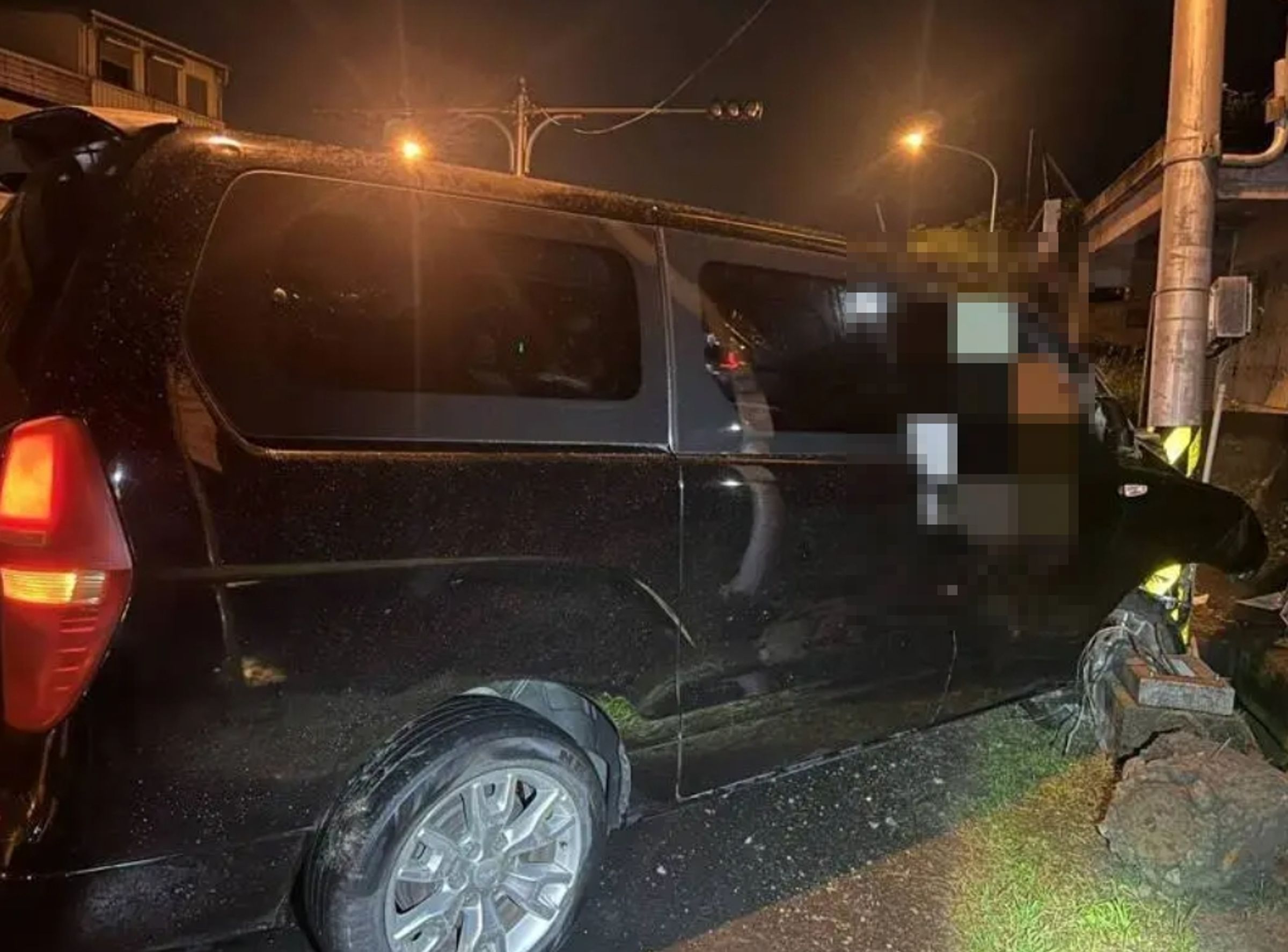 宜蘭一名24歲員警在執行維安交管期間遭廂型車撞上重傷。（翻攝畫面）
