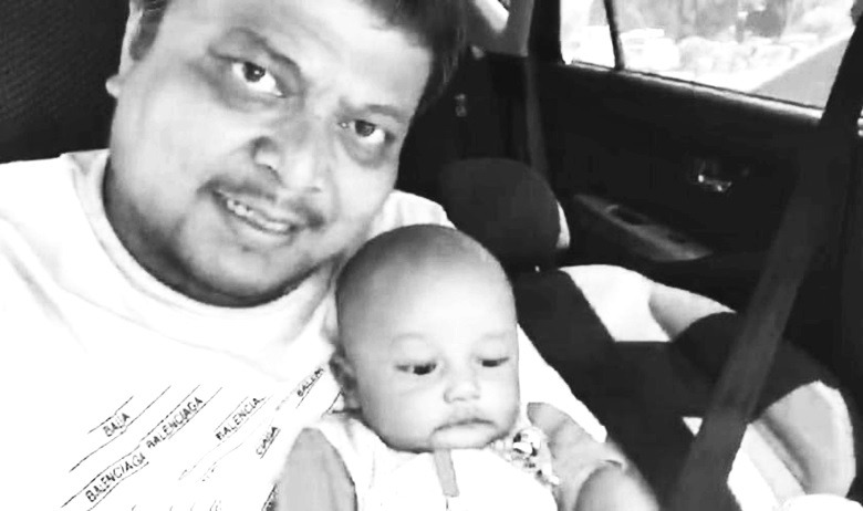 1名35歲父親疑似心臟病突發，在家中倒地身亡，倒下時手臂不偏不倚壓在懷中的3個月大男嬰身上，導致男嬰窒息。（翻攝畫面）