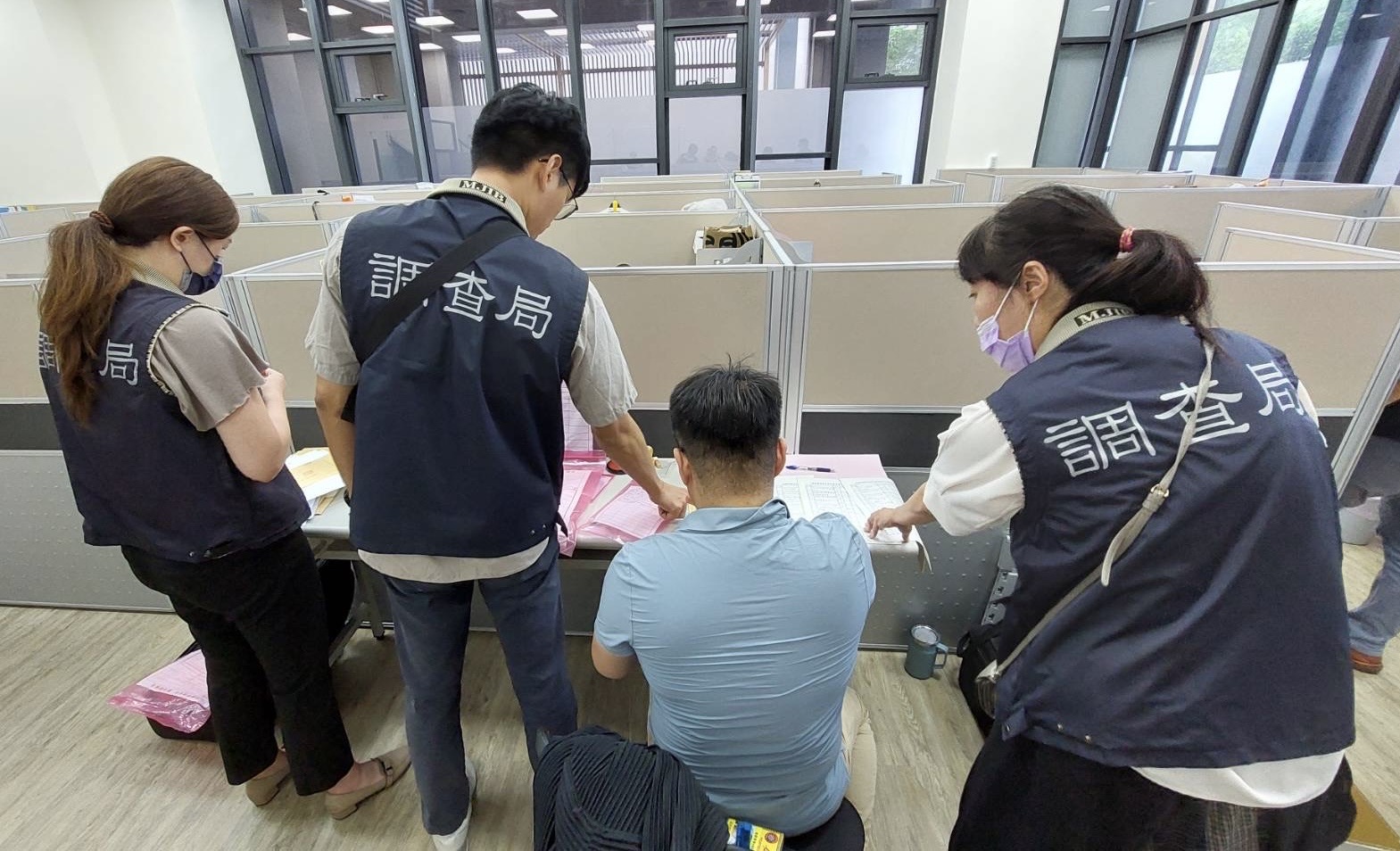 調查人員於中共在台挖角高科技人才新竹據點處執行搜索扣押。(調查局提供)