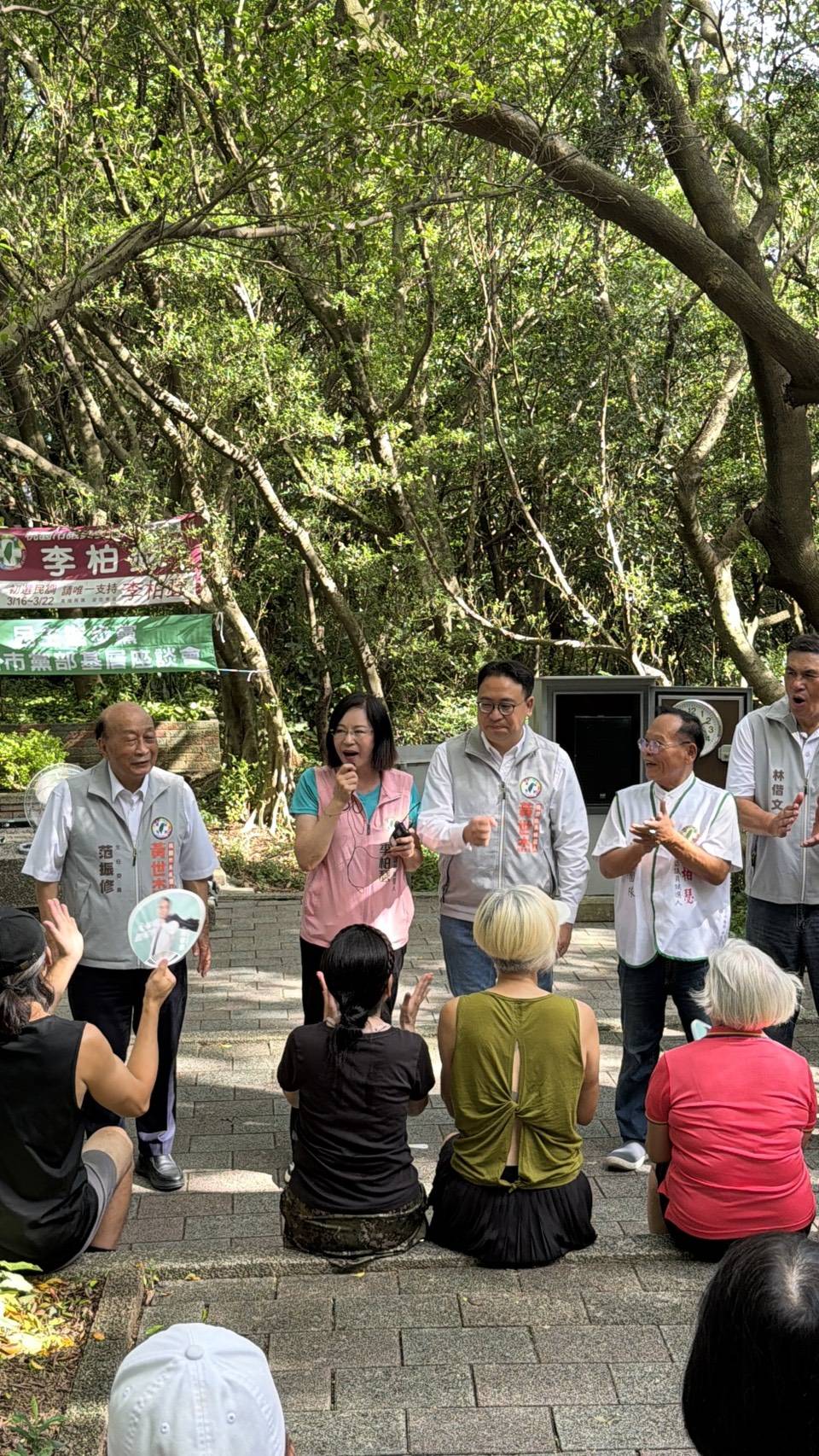綠營桃園市議員參選人李柏瑟與桃園市長參選人黃世杰前往虎頭山，與鄉親進行座談。（李柏瑟團隊提供）