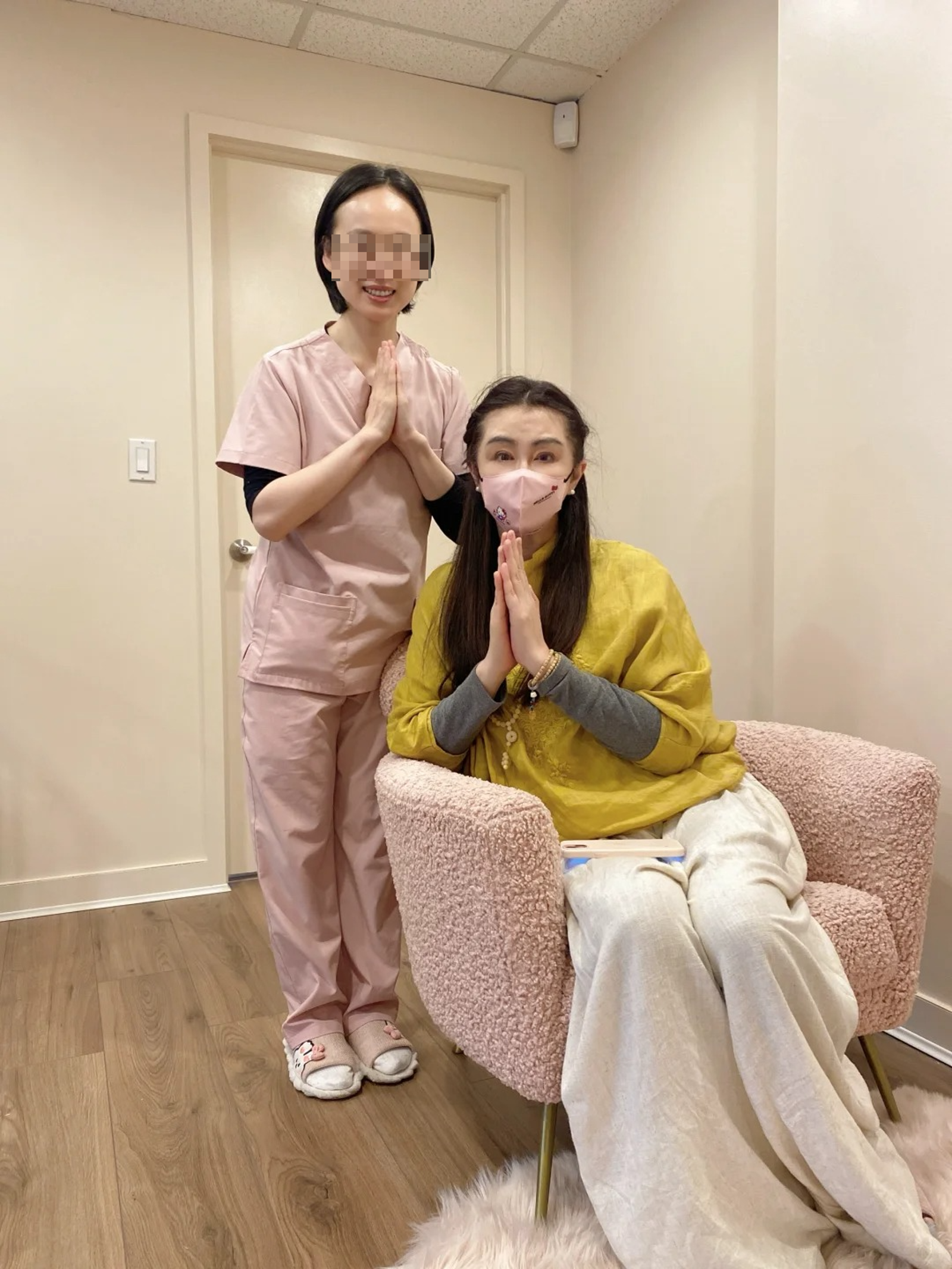 員工分享與王祖賢的合照，王祖賢氣質依舊脫俗。（翻攝小紅書）