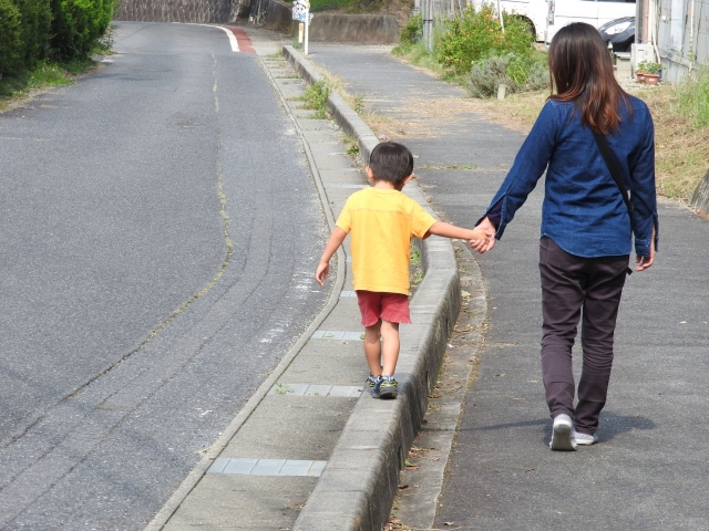 張姓婦人42年前未婚生子，因民風保守又無力養小孩，由姊姊夫妻領養她的兒子扶養，因而衍生一連串複雜的親子關係。（示意圖，photoAC）